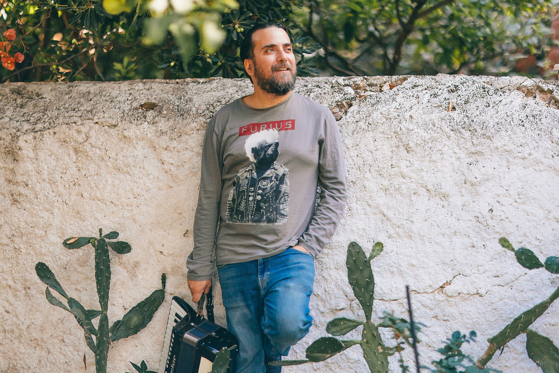 Στάθης Δρογώσης: Συνέντευξη με τον τραγουδοποιό για τη μουσική, τη νέα παράσταση «Στο Ύψος των Περιστάσεων», τον καινούργιο δίσκο που ετοιμάζει, το ελληνικό τραγούδι και τη ζωή του.