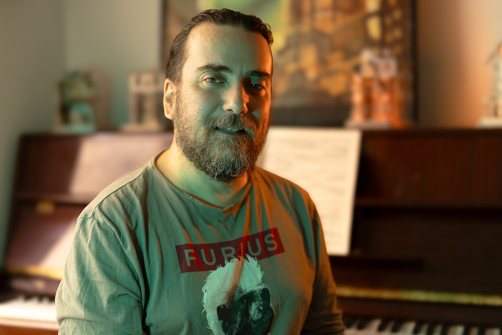 Στάθης Δρογώσης: Συνέντευξη με τον τραγουδοποιό για τη μουσική, τη νέα παράσταση «Στο Ύψος των Περιστάσεων», τον καινούργιο δίσκο που ετοιμάζει, το ελληνικό τραγούδι και τη ζωή του.