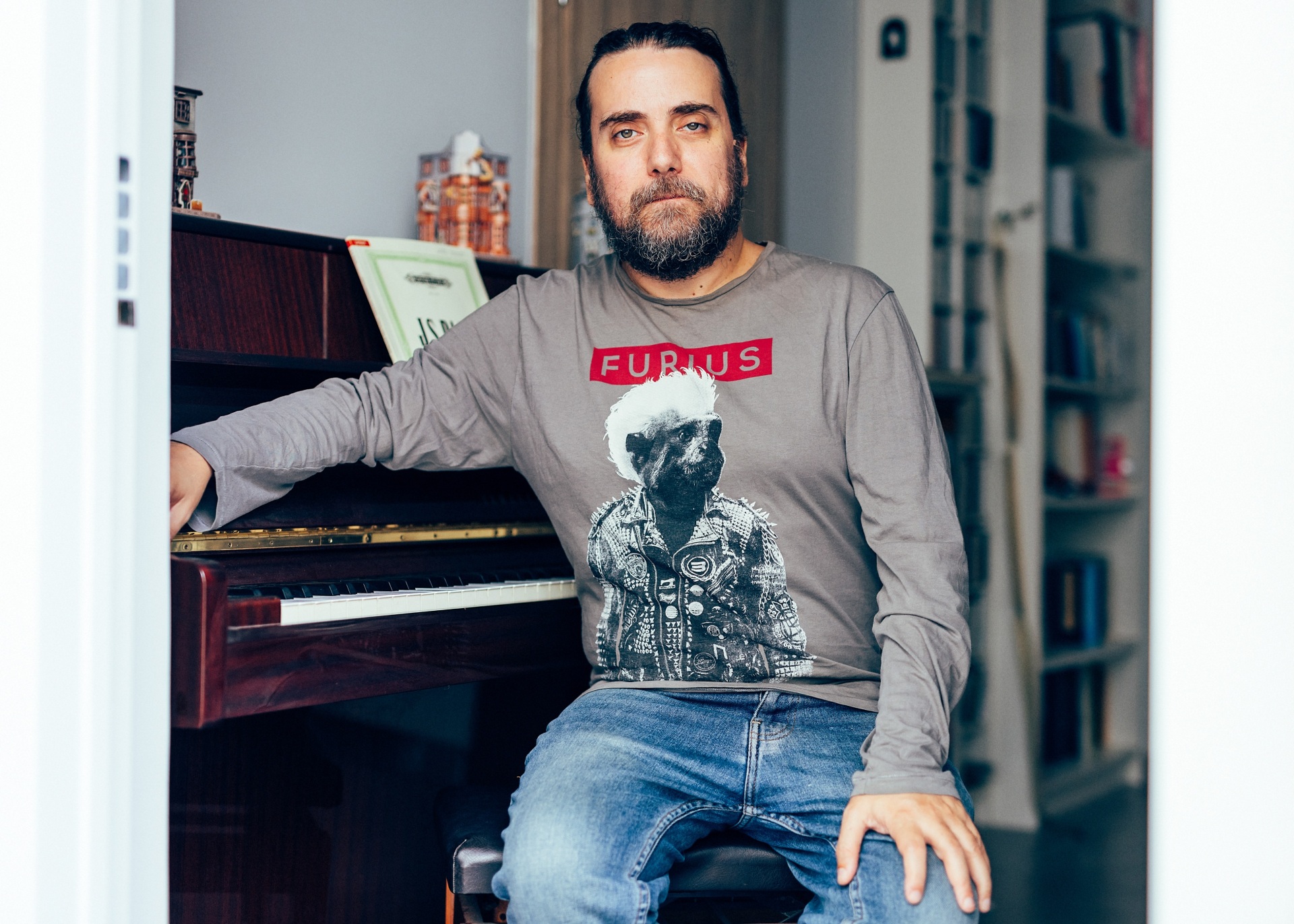 Στάθης Δρογώσης: Συνέντευξη με τον τραγουδοποιό για τη μουσική, τη νέα παράσταση «Στο Ύψος των Περιστάσεων», τον καινούργιο δίσκο που ετοιμάζει, το ελληνικό τραγούδι και τη ζωή του.