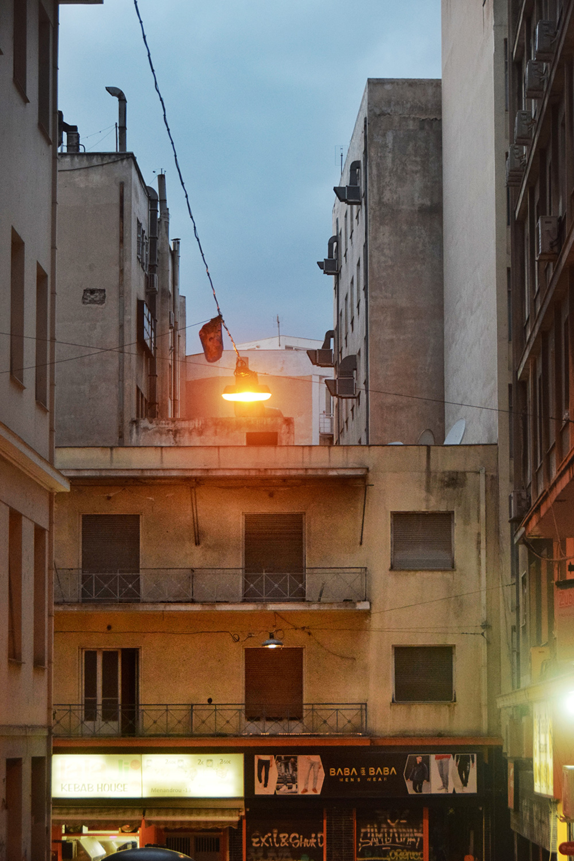 Βόλτα στην underground Ομόνοια μέσα από τα κλικς του Γιάννη Καλύβα