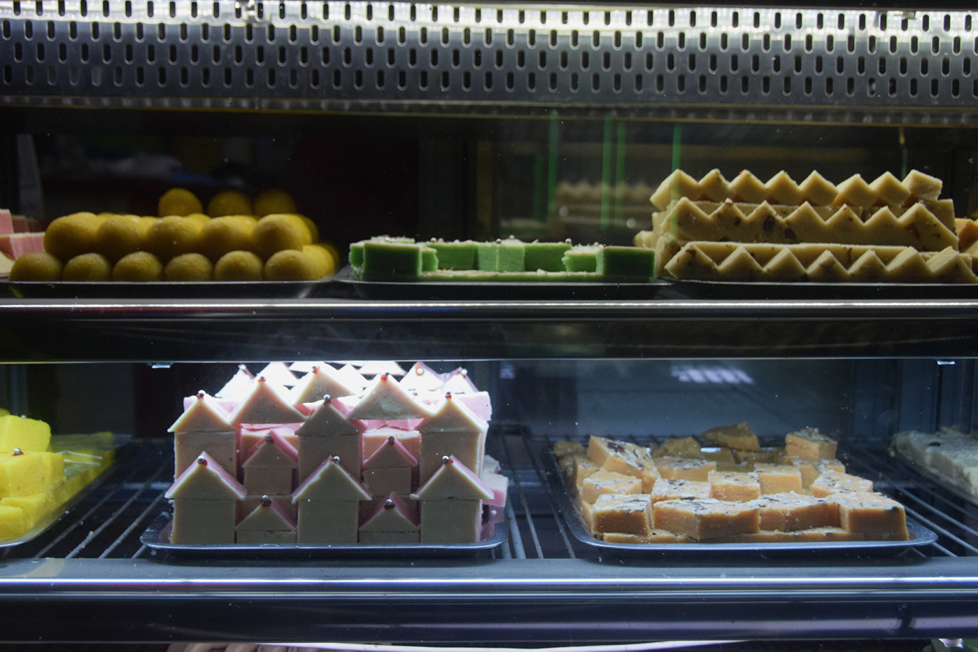 Βόλτα στην underground Ομόνοια μέσα από τα κλικς του Γιάννη Καλύβα