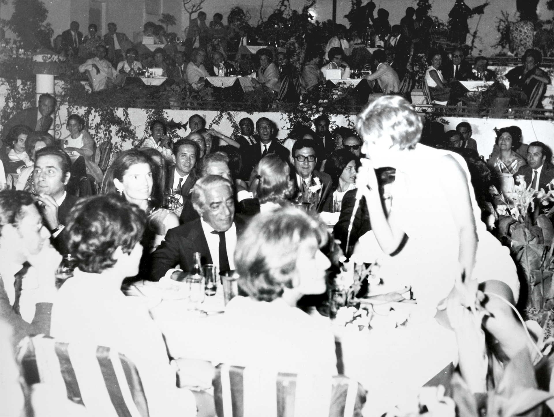 Jackie Bouvier-Kennedy, η δεύτερη σύζυγος (1968-1975). H Jackie και ο Αριστοτέλης Ωνάσης σε νυχτερινό κέντρο με τη Βίκυ Μοσχολιού, στα γενέθλια του Αλέξανδρου Ωνάση (μάλλον Απρίλιος του 1970). Πηγή: Αρχείο Ωνάση 