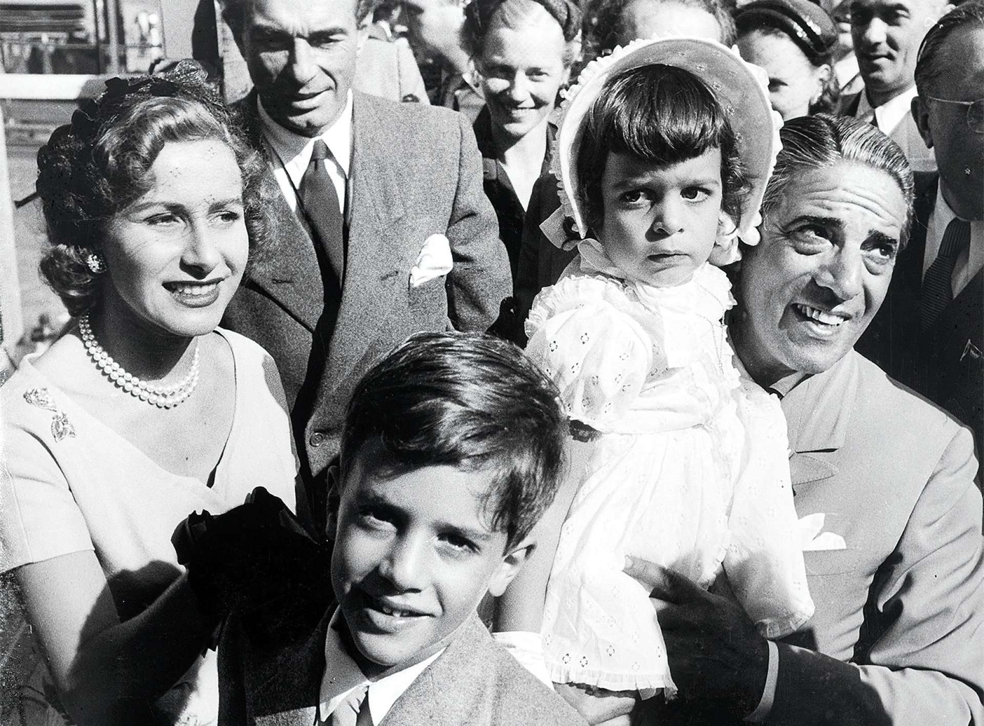 Ο Αριστοτέλης Ωνάσης με όλη την οικογένεια στην καθέλκυση του δ/ξ “Τίνα Ωνάση”, 25 Ιουλίου 1953. Πηγή: Αρχείο Ωνάση, “Tina Onassis” 