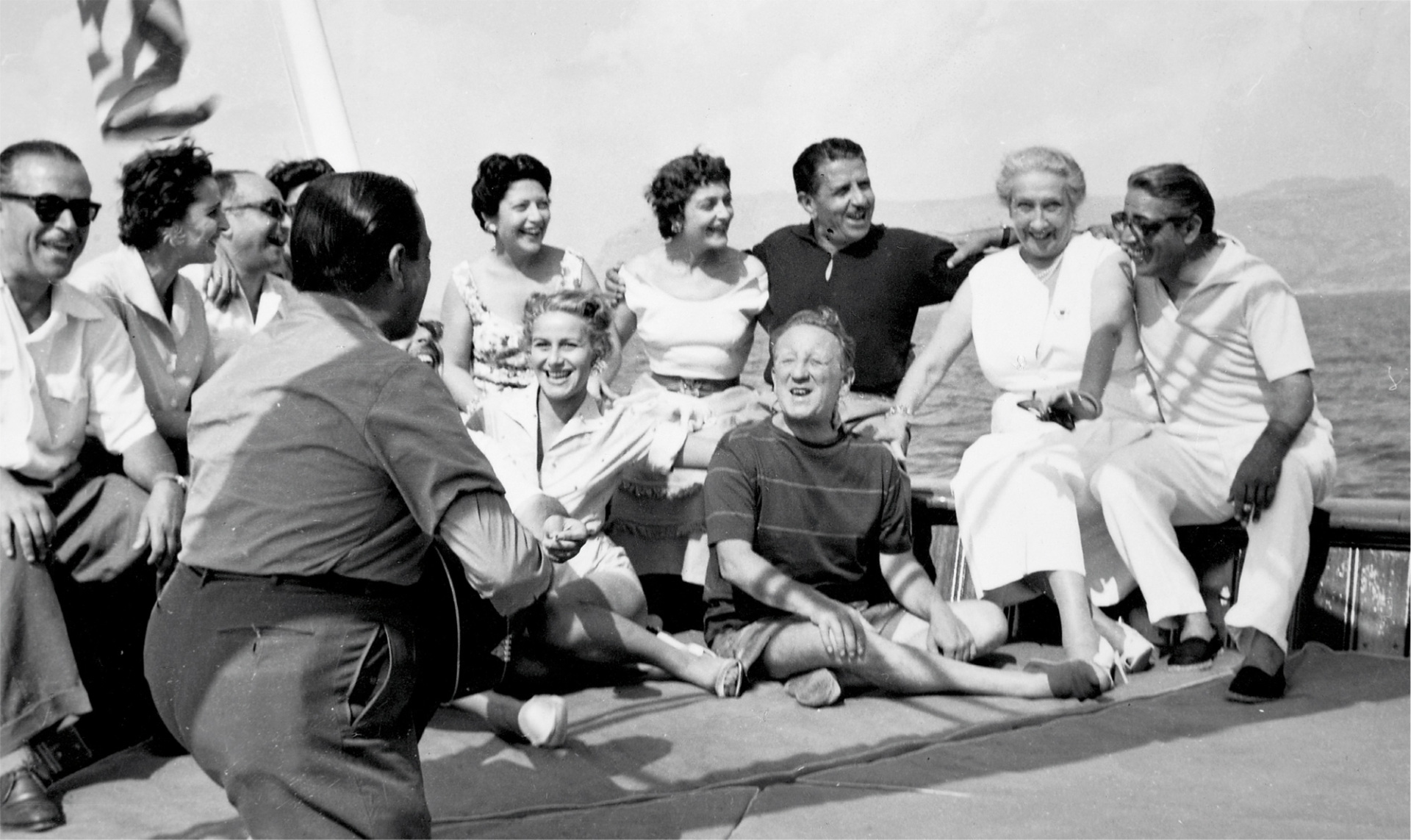 Οι πρώτες κρουαζιέρες της θ/γ “Χριστίνα”. Στη Χίο, Σεπτέμβριος 1954. Διακρίνονται από δεξιά: Αριστοτέλης Ωνάσης, Σταύρος Λιβανός, Καλιρρόη Πατρονικόλα, Μερόπη Κονιαλίδη, Τίνα Λιβανού, Άρτεμη Γαροφαλίδη, Θεόδωρος Γαροφαλίδης.