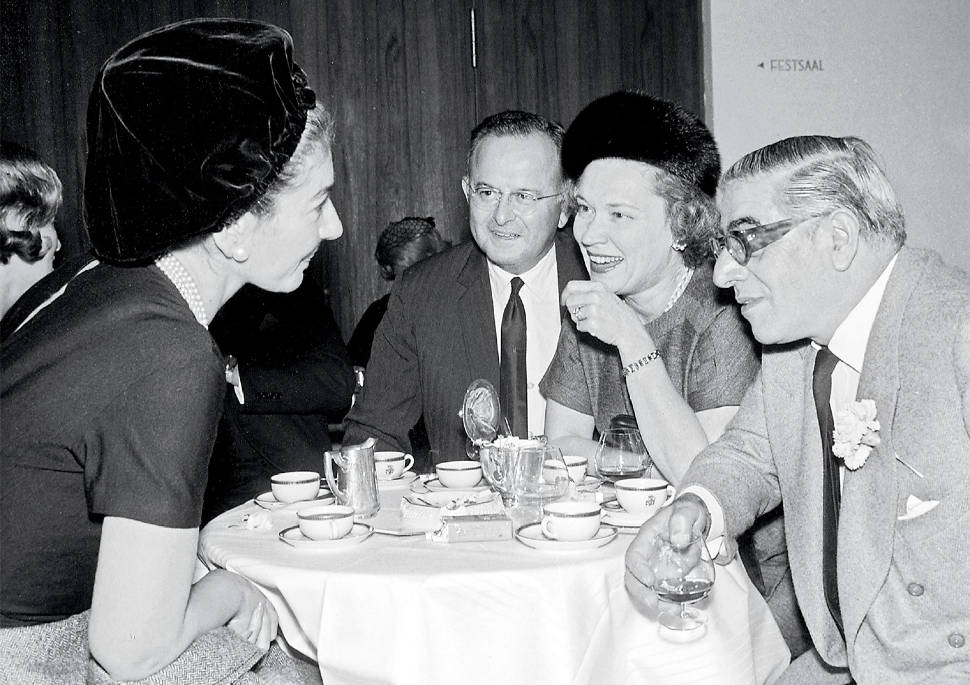 Μαρία Κάλλας, η δεύτερη σύντροφος (1958-1968) του Α.Ωνάση. Καθέλκυση του δ/ξ “Olympic Chivalry”, Ναυπηγεία Κιέλου, 1964. Πηγή: Αρχείο Ωνάση, Φωτογραφικό Άλμπουμ δ/ξ “Olympic Chivalry”.