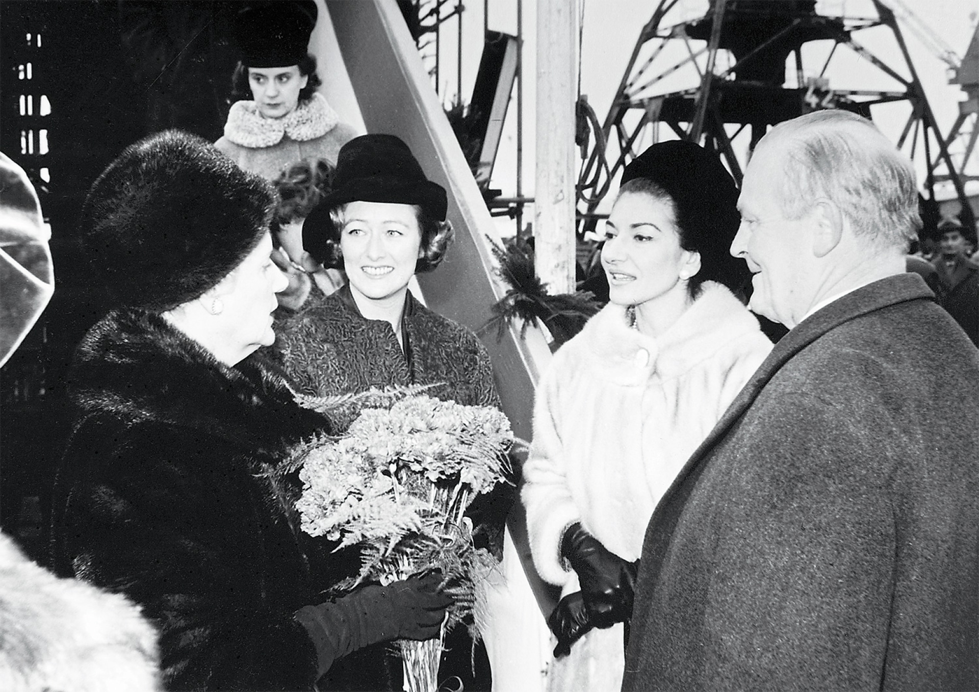 Μαρία Κάλλας, η δεύτερη σύντροφος (1958-1968) του Α.Ωνάση. Καθέλκυση του δ/ξ “Olympic Chivalry”, Ναυπηγεία Κιέλου, 1964. Πηγή: Αρχείο Ωνάση, Φωτογραφικό Άλμπουμ δ/ξ “Olympic Chivalry”.