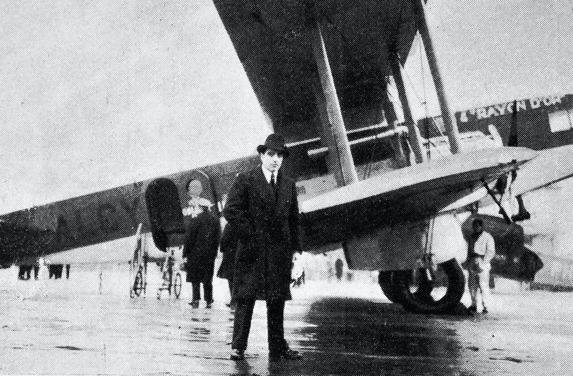 Ο Ωνάσης πριν επιβιβαστεί σε αεροπλάνο στο αεροδρόμιο του Παρισιού, 1937. Πηγή: Πλάτων Ξ. Φιλιππίδης, Εμπορικός και Κοινωνικός Οδηγός των Ελλήνων της Νοτίου Αμερικής, Μπουένος Άιρες 1938.