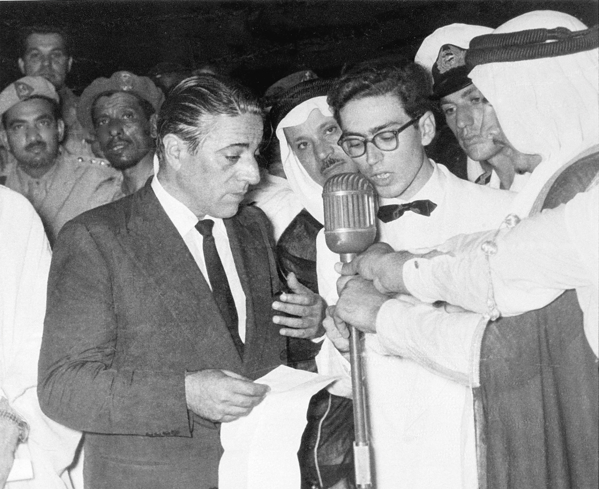 Ο Στέλιος Παπαδημητρίου, δικηγόρος, προσελήφθη σε ηλικία 24 ετών, το 1954, από τον Ωνάση σε μία από τις δυσκολότερες υποθέσεις του ομίλου, και παρέμεινε στο γραφείο Ωνάση στην Τζέντα της Σαουδικής Αραβίας μέχρι το 1960. Το 1971 έγινε ο Γενικός Διευθυντής των επιχειρήσεών του και δεξί του χέρι. Υπήρξε καθοριστικός ο ρόλος του στην εκτέλεση της διαθήκης του και στη δημιουργία του Ιδρύματος Αλέξανδρος Σ. Ωνάσης. Πηγή: Αρχείο Ωνάση 