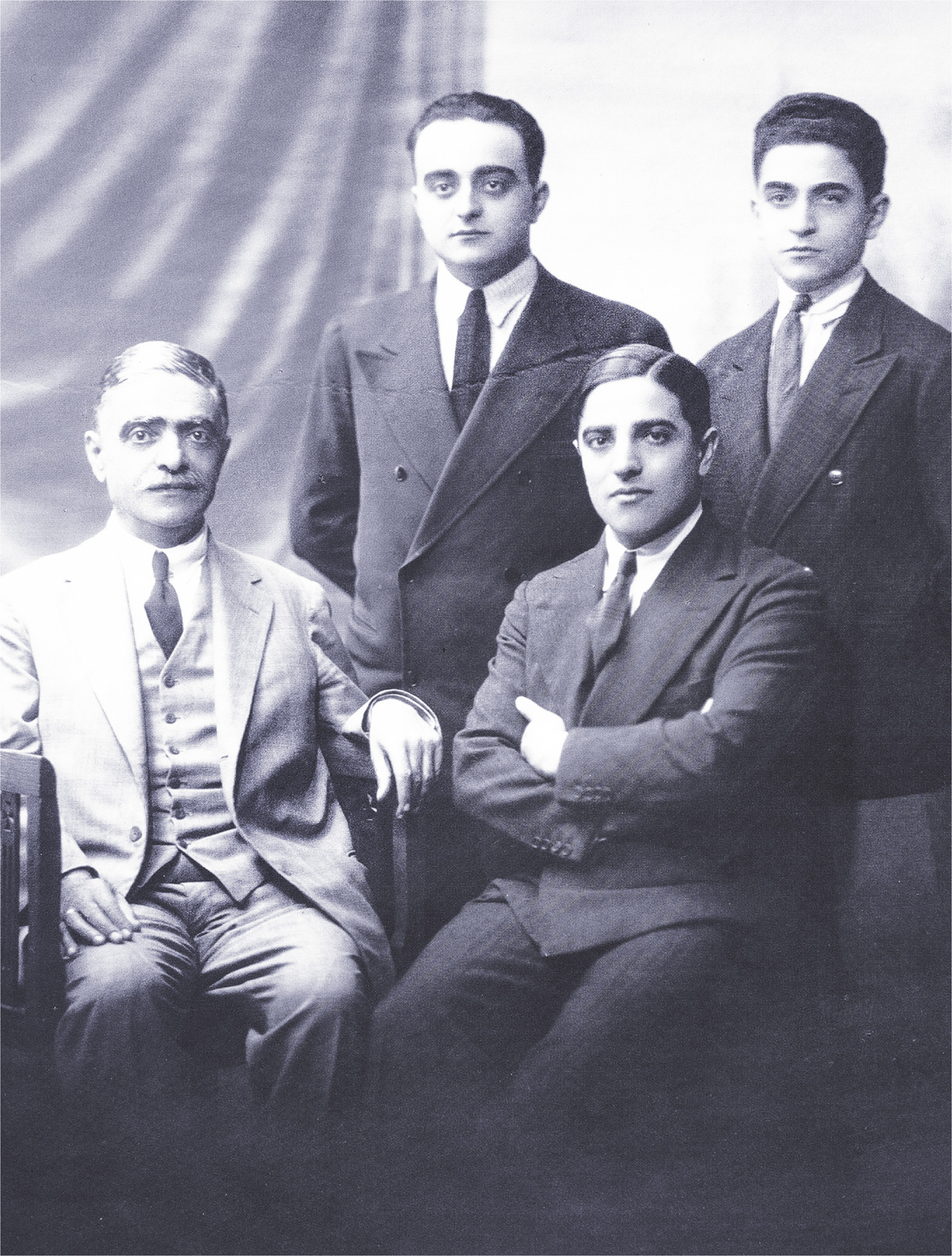 Εμπορικός Οίκος Ωνάση, Μπουένος Άιρες, 29 Δεκεμβρίου 1929.  Καθισμένοι από αριστερά: Σωκράτης Ωνάσης, Αριστοτέλης Ωνάσης. Όρθιοι πίσω από αριστερά: Νίκος Κονιαλίδης, Κώστας Κονιαλίδης. Πηγή: Προσωπική συλλογή Ρίτσας Κονιαλίδη).