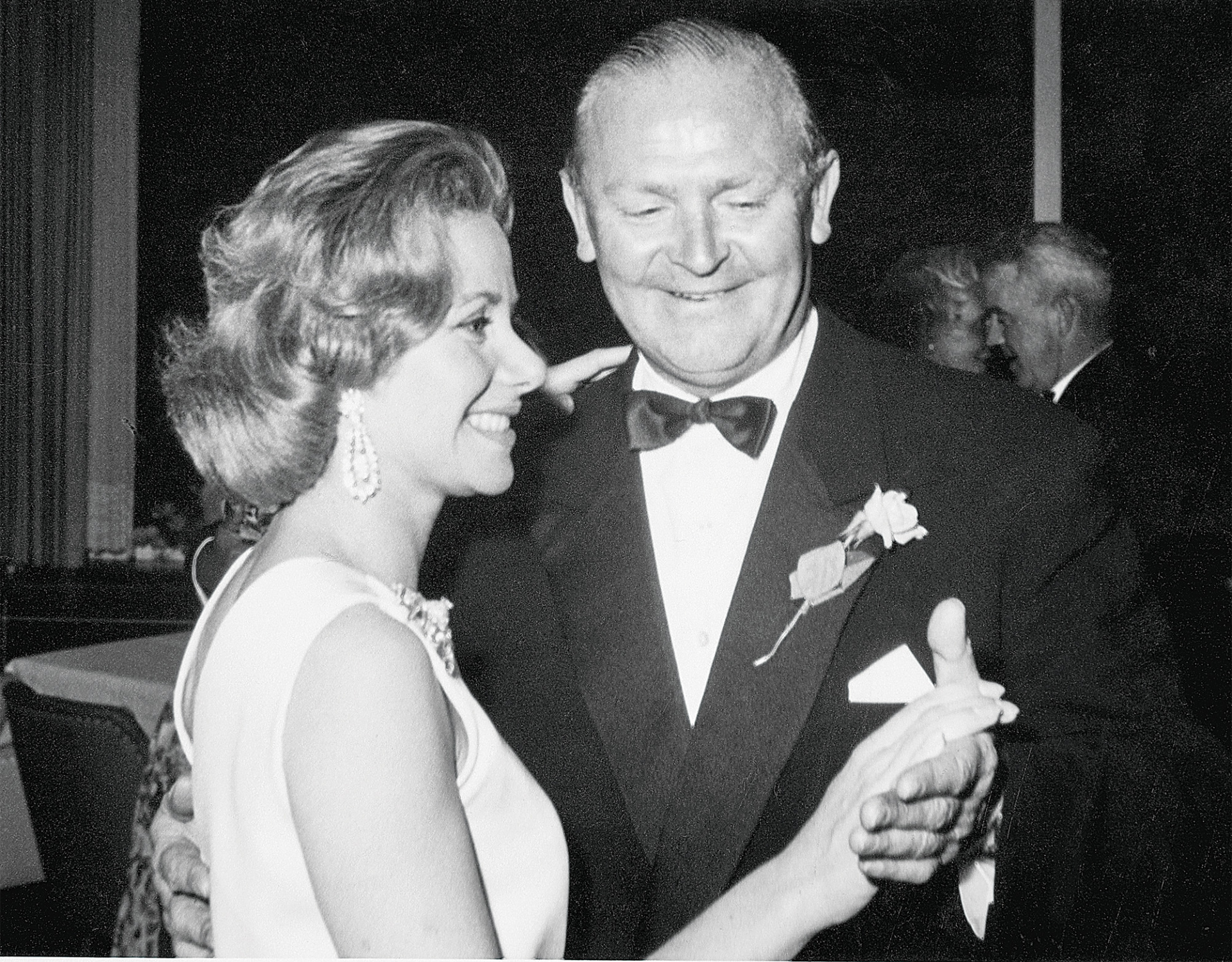 Από την καθέλκυση του “Olympic Cloud”, 25 Μαρτίου 1953. Ο Adolf Westphal, διευθυντής των γερμανικών ναυπηγείων, με την Τίνα Ωνάση. Πηγή: Αρχείο Ωνάση, Photo album “T/T Al-Malik Saud al-Awal” 