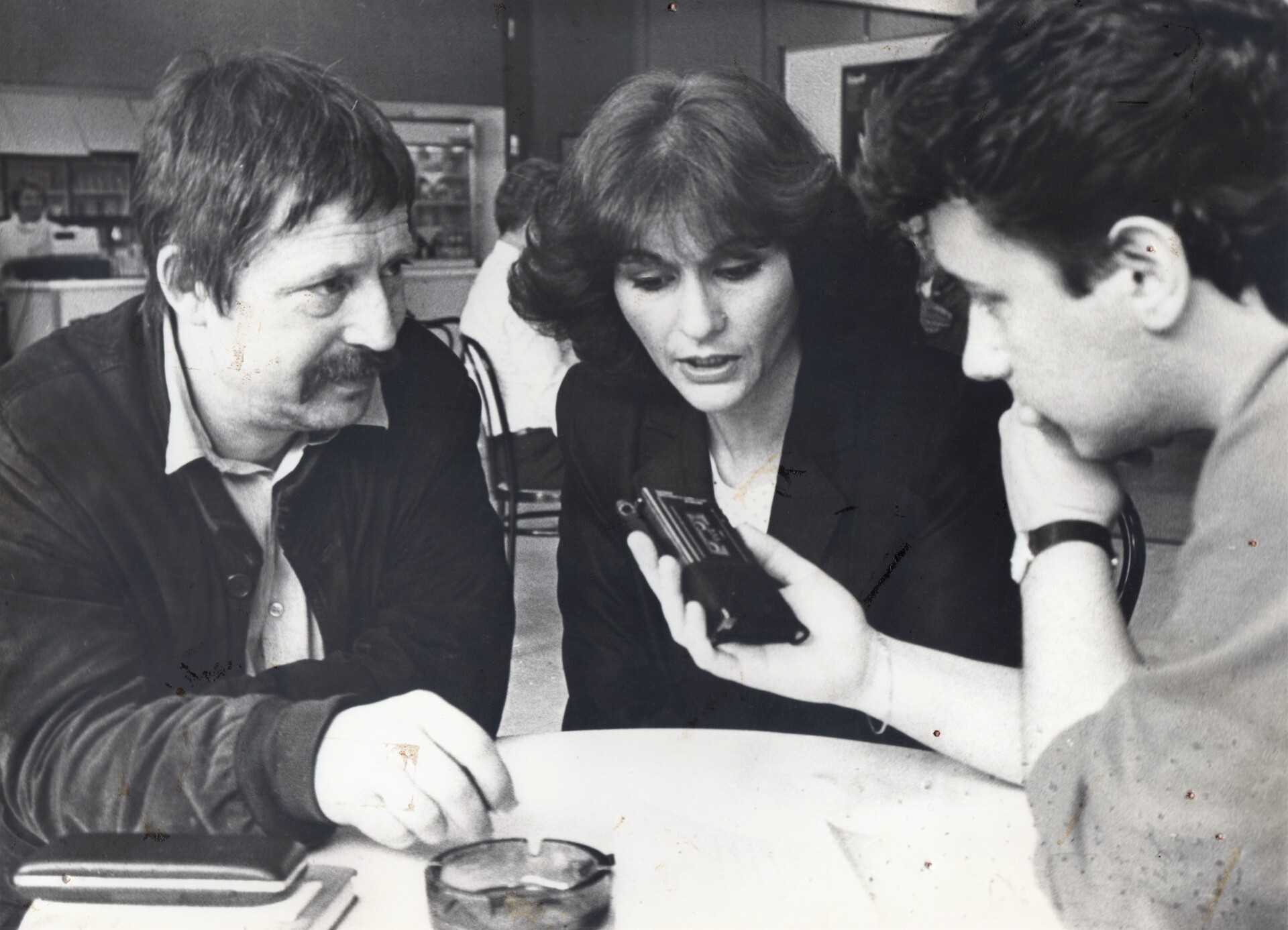 Φώτης Απέργης: Συνέντευξη με τον διευθυντή των ραδιοφώνων της ΕΡΤ για το βιβλίο του «Γίνεται παρεξήγηση και δίνουν την εξήγηση», τη μουσική, τη διαδικασία της συνέντευξης, τη 40χρονη διαδρομή του στον Τύπο και στο ραδιόφωνο.