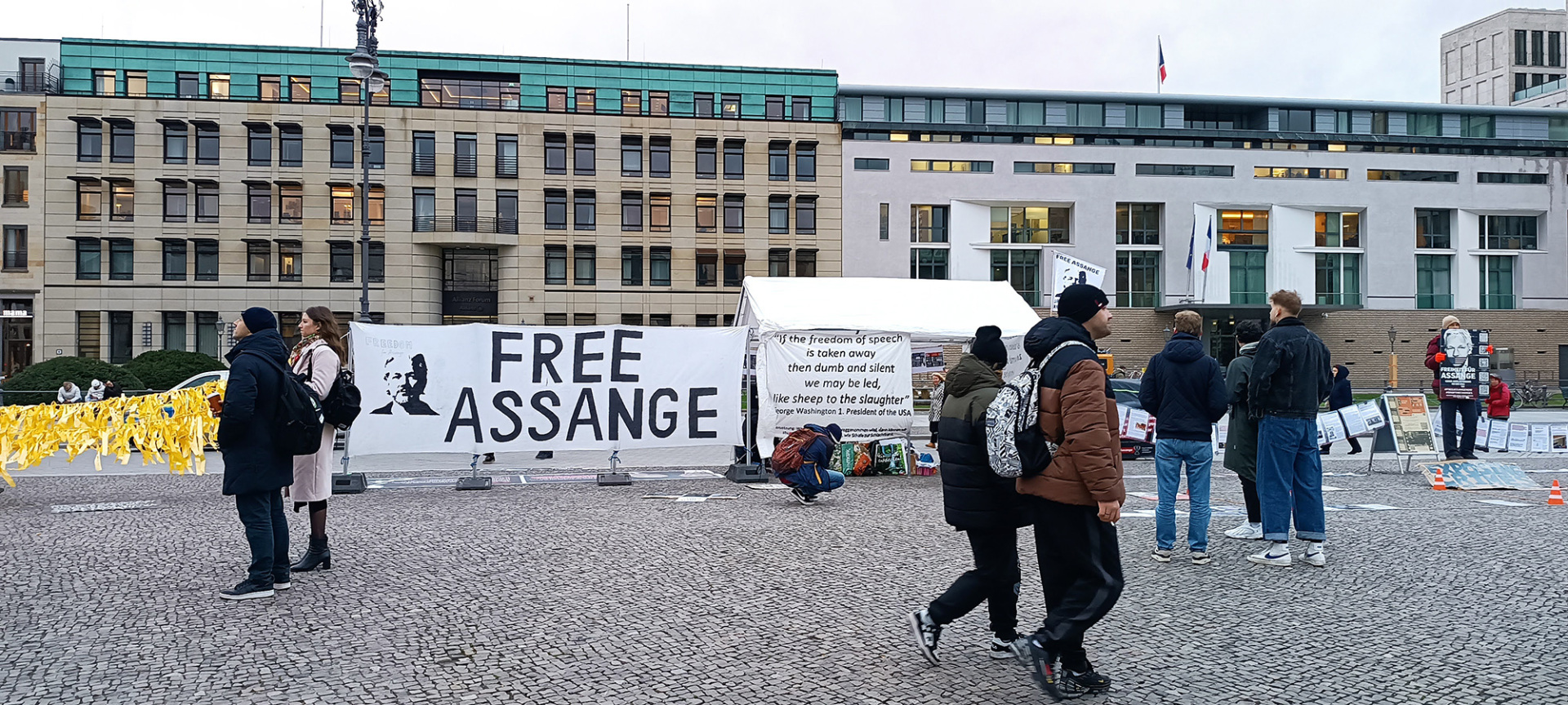 Περίπτερο αφιερωμένο στον Julian Assange