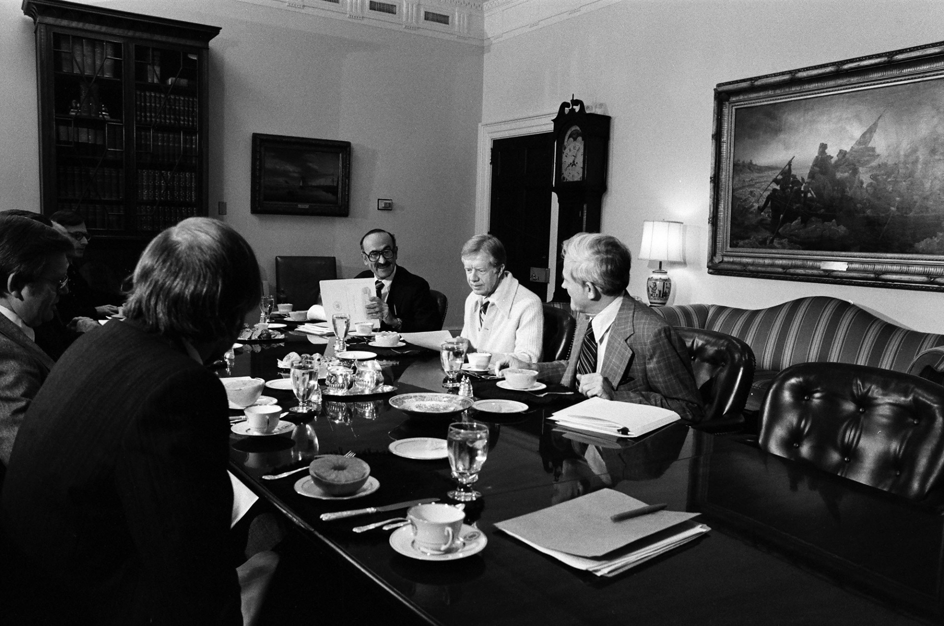 Ο Τζίμι Κάρτεr, ο Άλφρεντ Καν και οικονομικοί σύμβουλοι στον Λευκό Οίκο, 8 Νοεμβρίου 1979