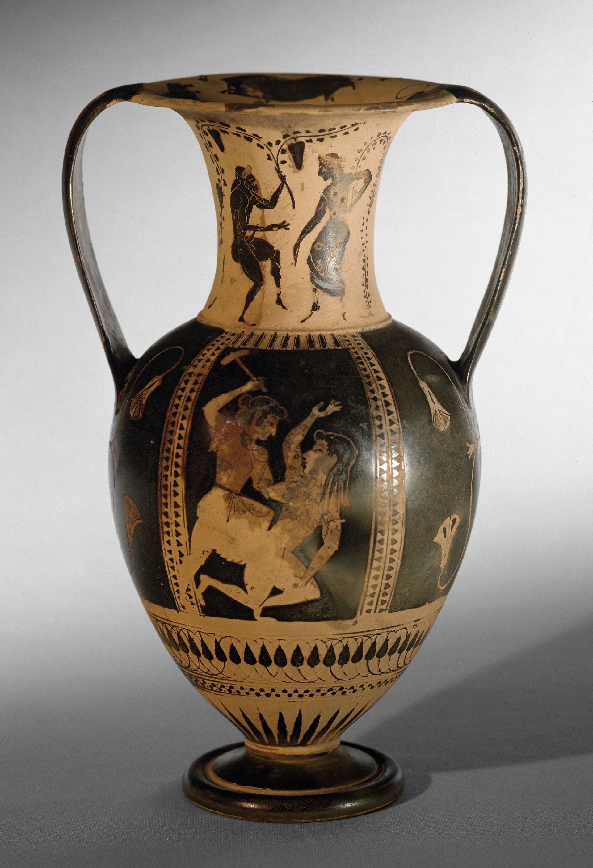 Αττικός μελανόμορφος και ερυθρόμορφος αμφορέας με απεικόνιση Δίκης με σφυρί, προσωποποίηση της δικαιοσύνης, που ετοιμάζεται να χτυπήσει την Αδικία, περ. 520 π.Χ.