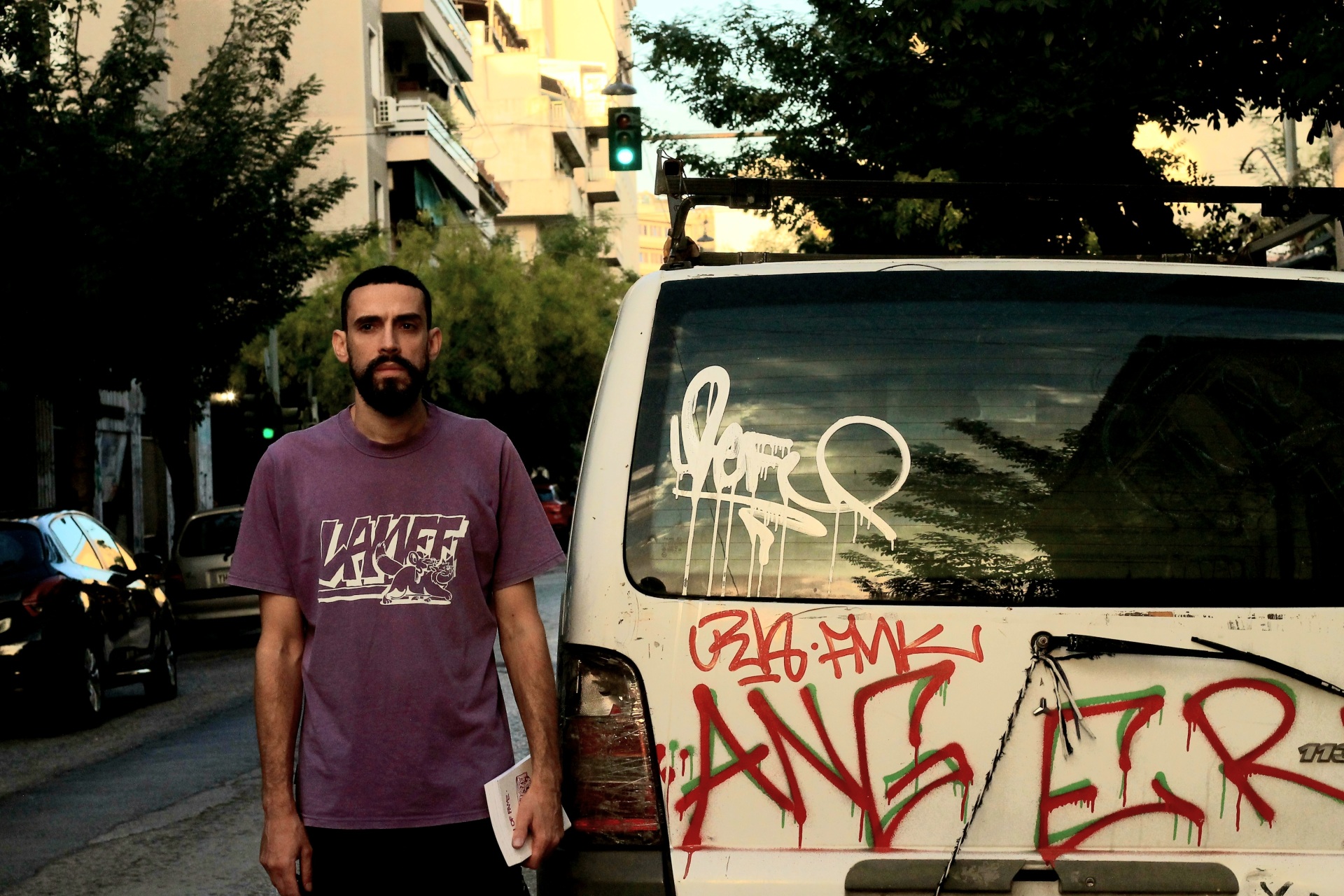 Van Of Fame: Ο ράπερ Φάνης Αφανής μιλάει στην Athens Voice για το βιβλίο του στο οποίο κατέγραψε τα γκράφιτι φορτηγά της Αθήνας.