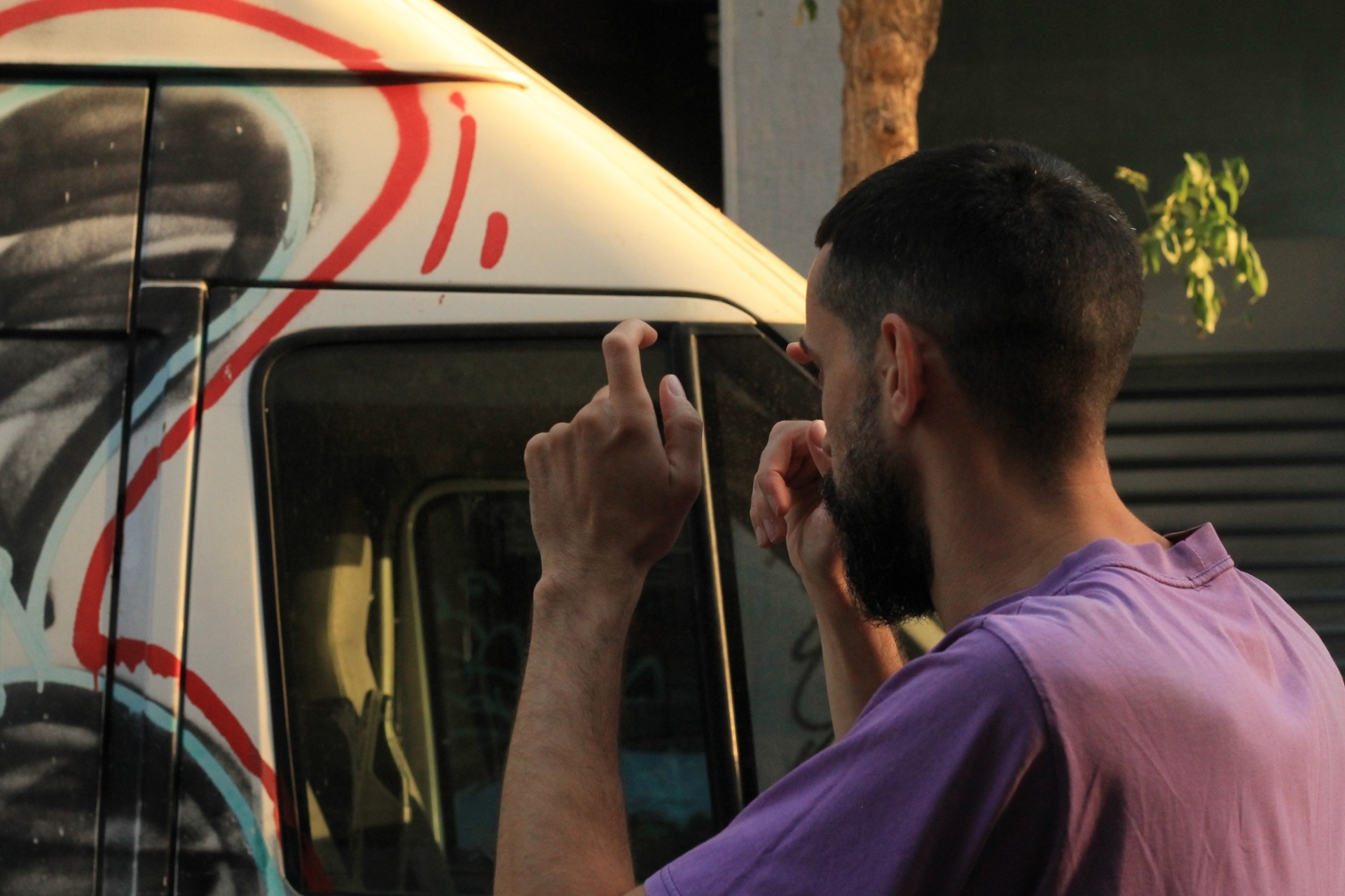 Van Of Fame: Ο ράπερ Φάνης Αφανής μιλάει στην Athens Voice για το βιβλίο του στο οποίο κατέγραψε τα γκράφιτι φορτηγά της Αθήνας.