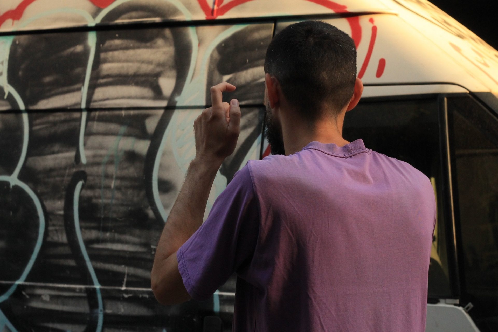 Van Of Fame: Ο ράπερ Φάνης Αφανής μιλάει στην Athens Voice για το βιβλίο του στο οποίο κατέγραψε τα γκράφιτι φορτηγά της Αθήνας.