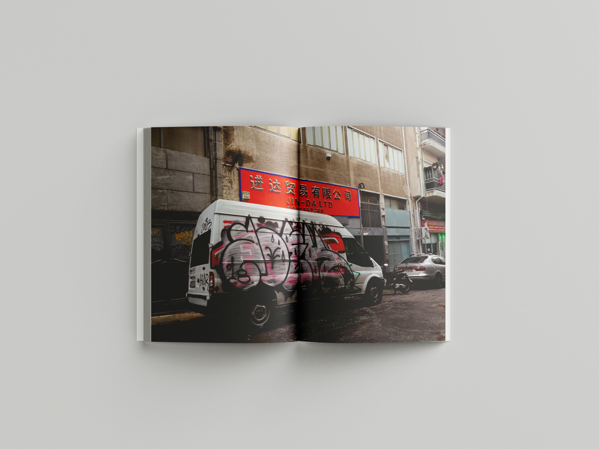 Van Of Fame: Ο ράπερ Φάνης Αφανής μιλάει στην Athens Voice για το βιβλίο του στο οποίο κατέγραψε τα γκράφιτι φορτηγά της Αθήνας.