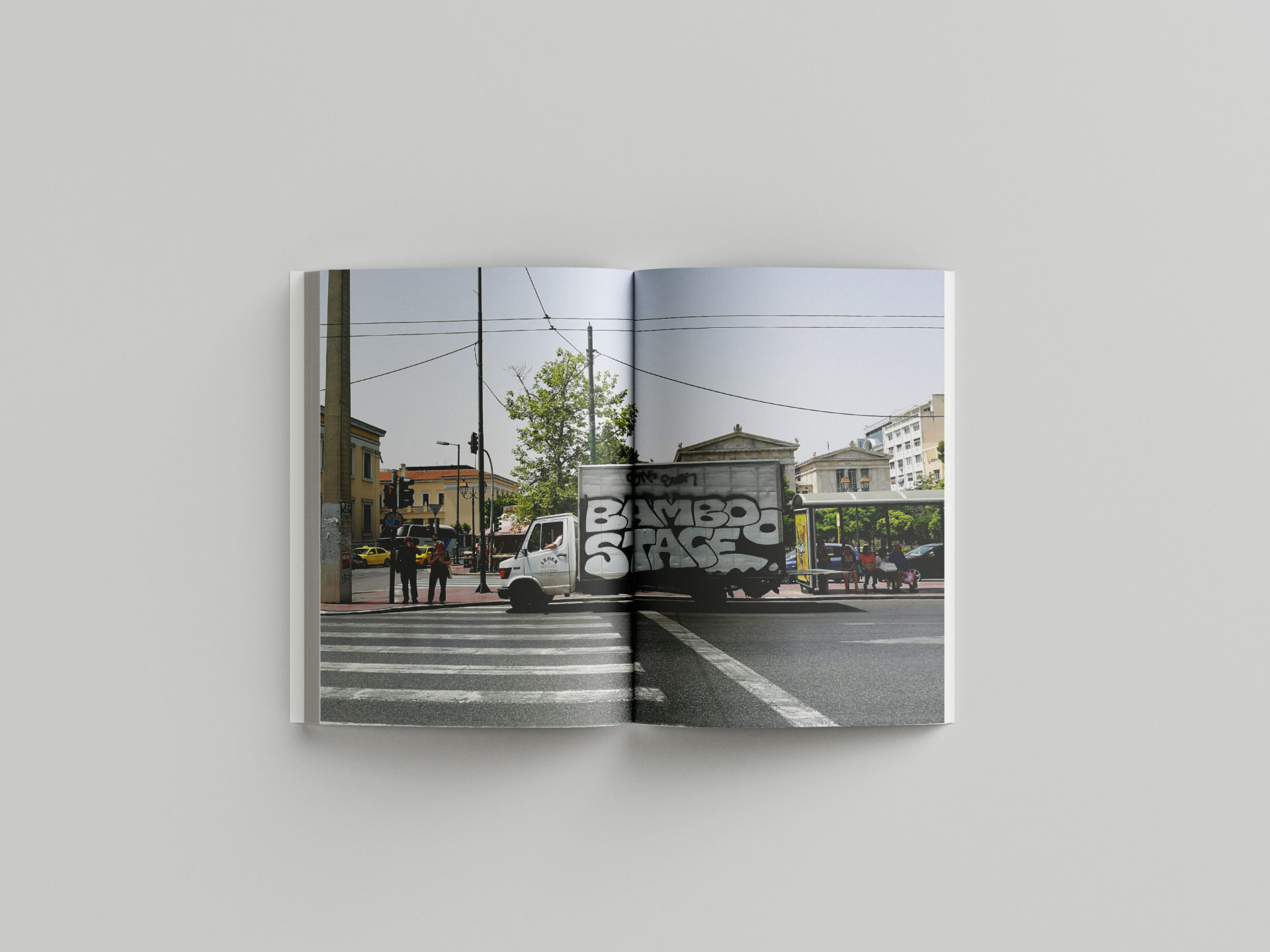 Van Of Fame: Ο ράπερ Φάνης Αφανής μιλάει στην Athens Voice για το βιβλίο του στο οποίο κατέγραψε τα γκράφιτι φορτηγά της Αθήνας.