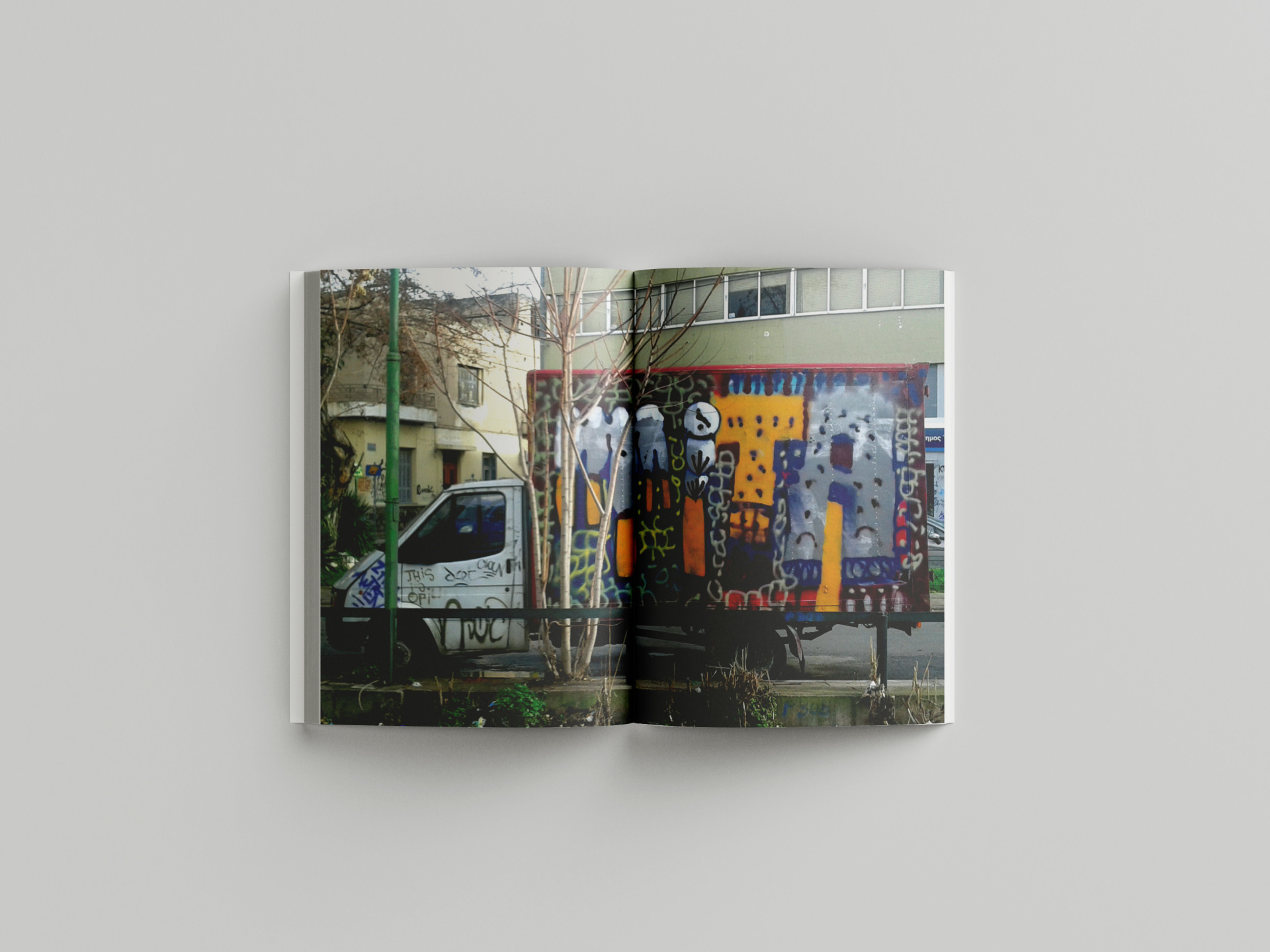 Van Of Fame: Ο ράπερ Φάνης Αφανής μιλάει στην Athens Voice για το βιβλίο του στο οποίο κατέγραψε τα γκράφιτι φορτηγά της Αθήνας.