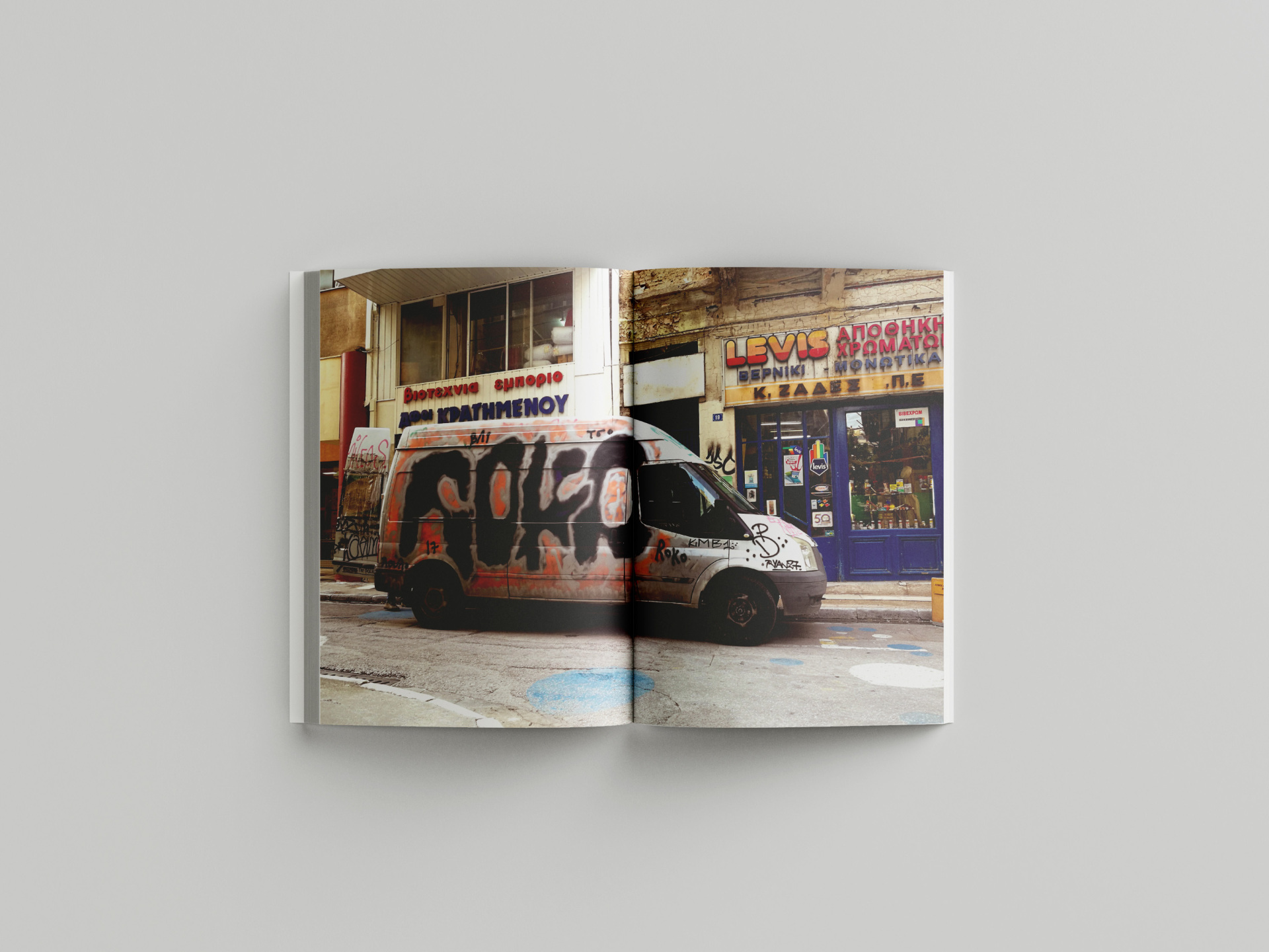 Van Of Fame: Ο ράπερ Φάνης Αφανής μιλάει στην Athens Voice για το βιβλίο του στο οποίο κατέγραψε τα γκράφιτι φορτηγά της Αθήνας.