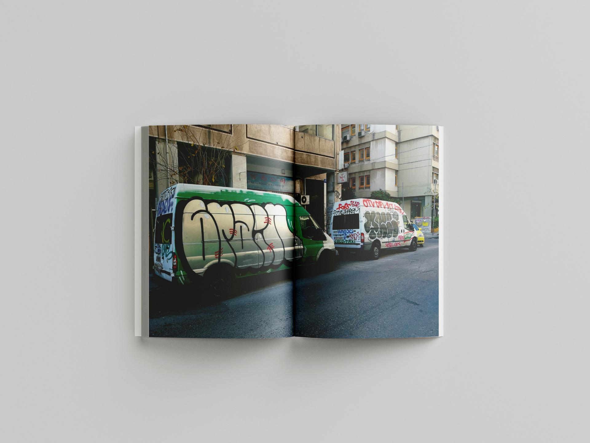 Van Of Fame: Ο ράπερ Φάνης Αφανής μιλάει στην Athens Voice για το βιβλίο του στο οποίο κατέγραψε τα γκράφιτι φορτηγά της Αθήνας.