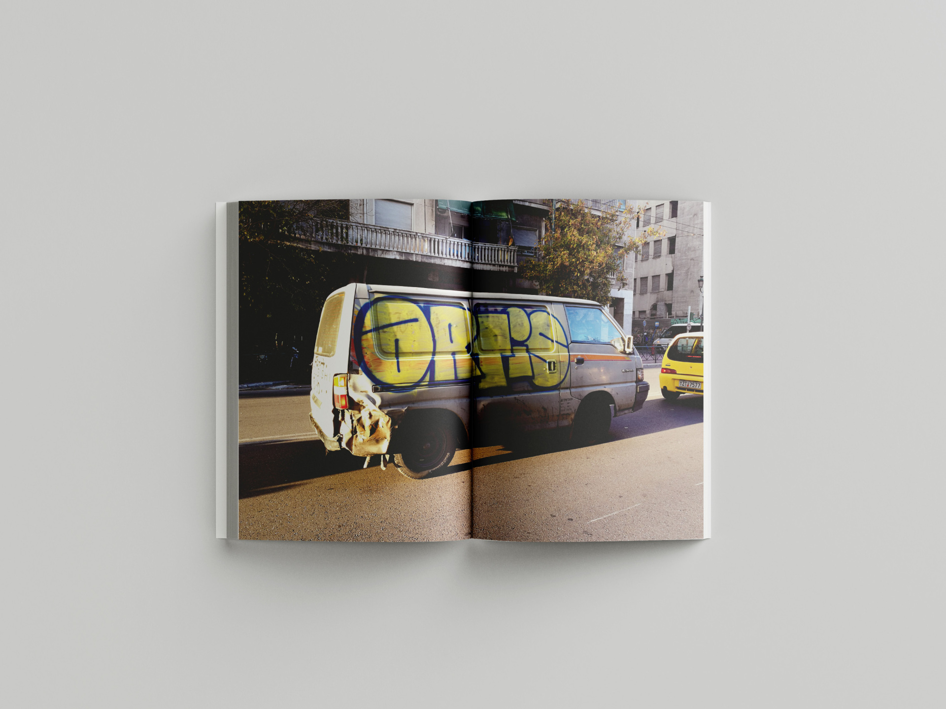 Van Of Fame: Ο ράπερ Φάνης Αφανής μιλάει στην Athens Voice για το βιβλίο του στο οποίο κατέγραψε τα γκράφιτι φορτηγά της Αθήνας.