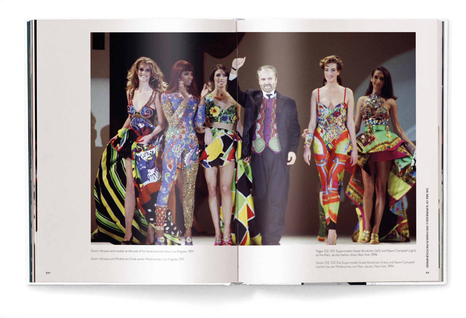 Ο Gianni Versace και τα μοντέλα στο τέλος της επίδειξης υψηλής ραπτικής, Λος Άντζελες, 1991