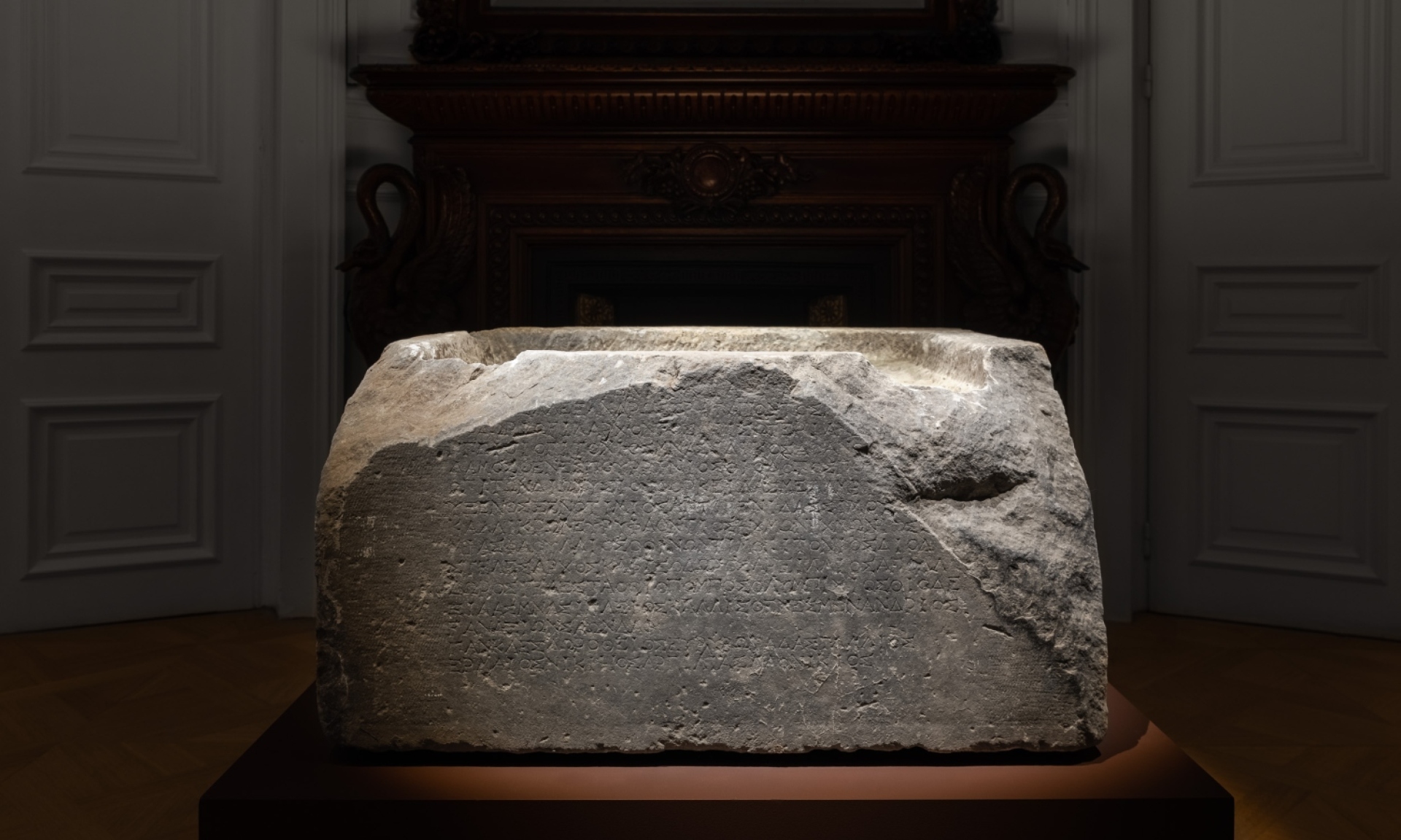 Λίθινη ενεπίγραφη βάση των Ορχομένιων ιππέων με αφιέρωση στον Δία Σωτήρα, 329 π.Χ. από τον αρχαιολογικό χώρο του Ορχομενού