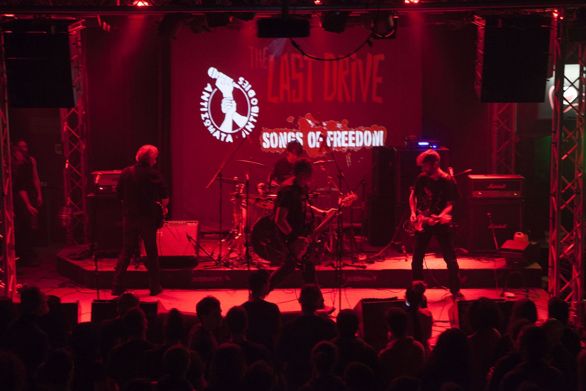 The Last Drive: Overloaded – Συνέντευξη με τον φωτογράφο Δημήτρη Μυλωνά για το λεύκωμα που κυκλοφορεί από τις εκδόσεις Οξύ