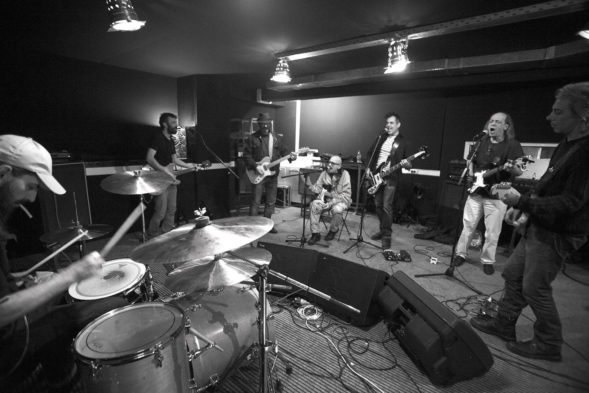 The Last Drive: Overloaded – Συνέντευξη με τον φωτογράφο Δημήτρη Μυλωνά για το λεύκωμα που κυκλοφορεί από τις εκδόσεις Οξύ