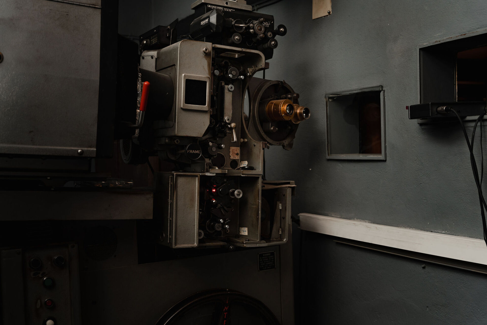 Φωτορεπορτάζ: Η τελευταία προβολή του κινηματογράφου ΙΝΤΕΑΛ – Συνέντευξη με τον Γιώργο Σπέντζο