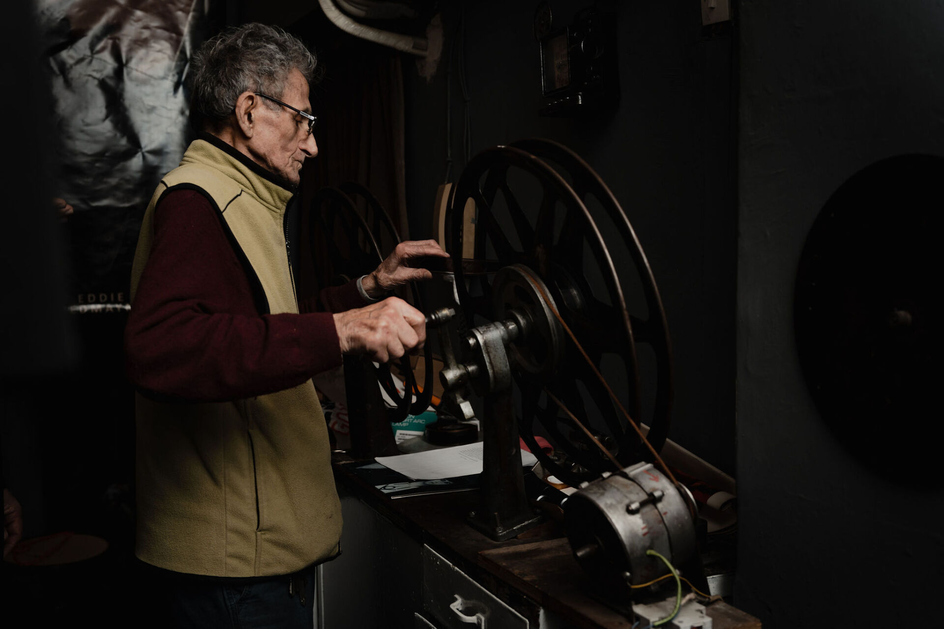 Φωτορεπορτάζ: Η τελευταία προβολή του κινηματογράφου ΙΝΤΕΑΛ – Συνέντευξη με τον Γιώργο Σπέντζο