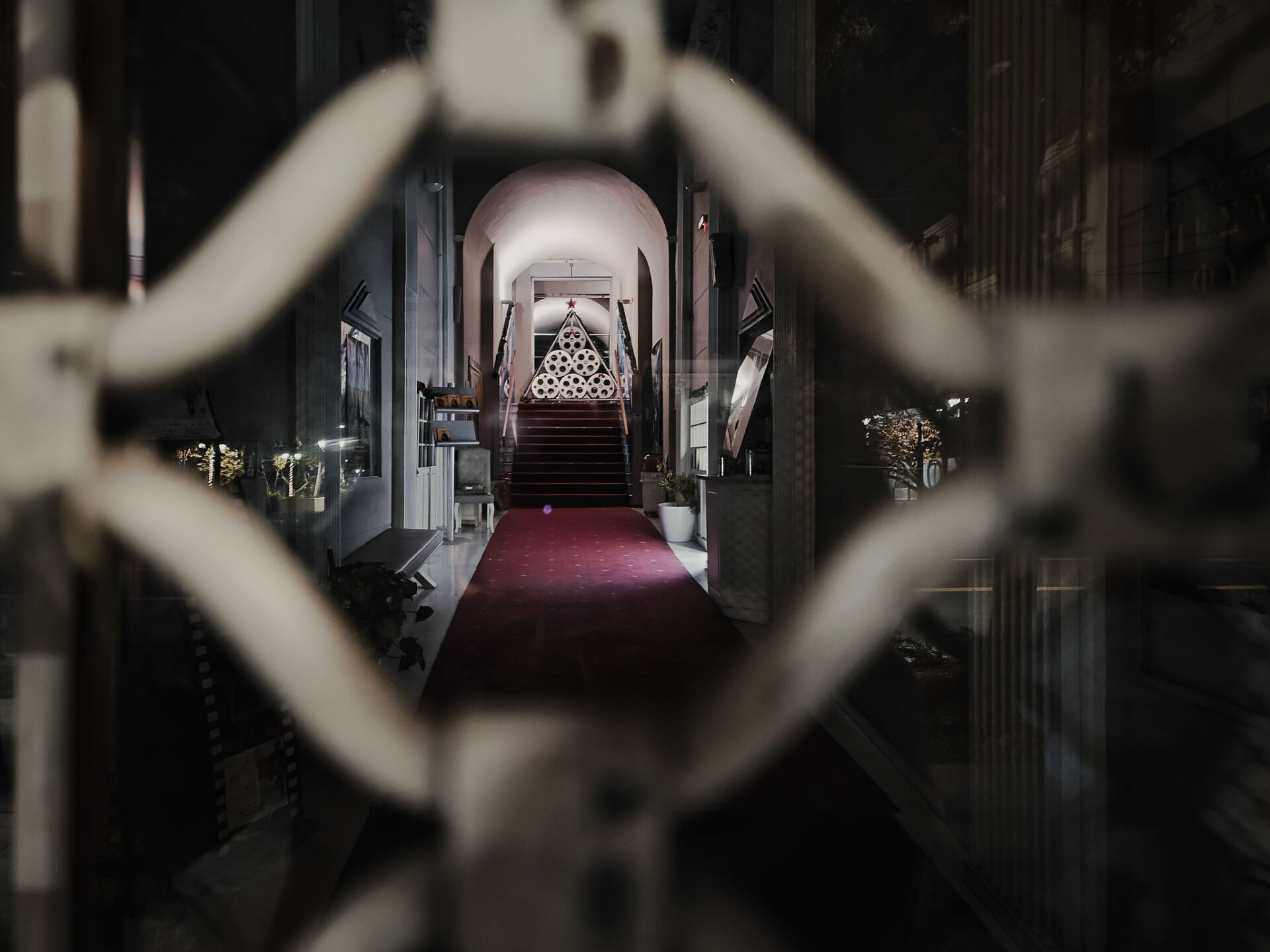 Φωτορεπορτάζ: Η τελευταία προβολή του κινηματογράφου ΙΝΤΕΑΛ – Συνέντευξη με τον Γιώργο Σπέντζο