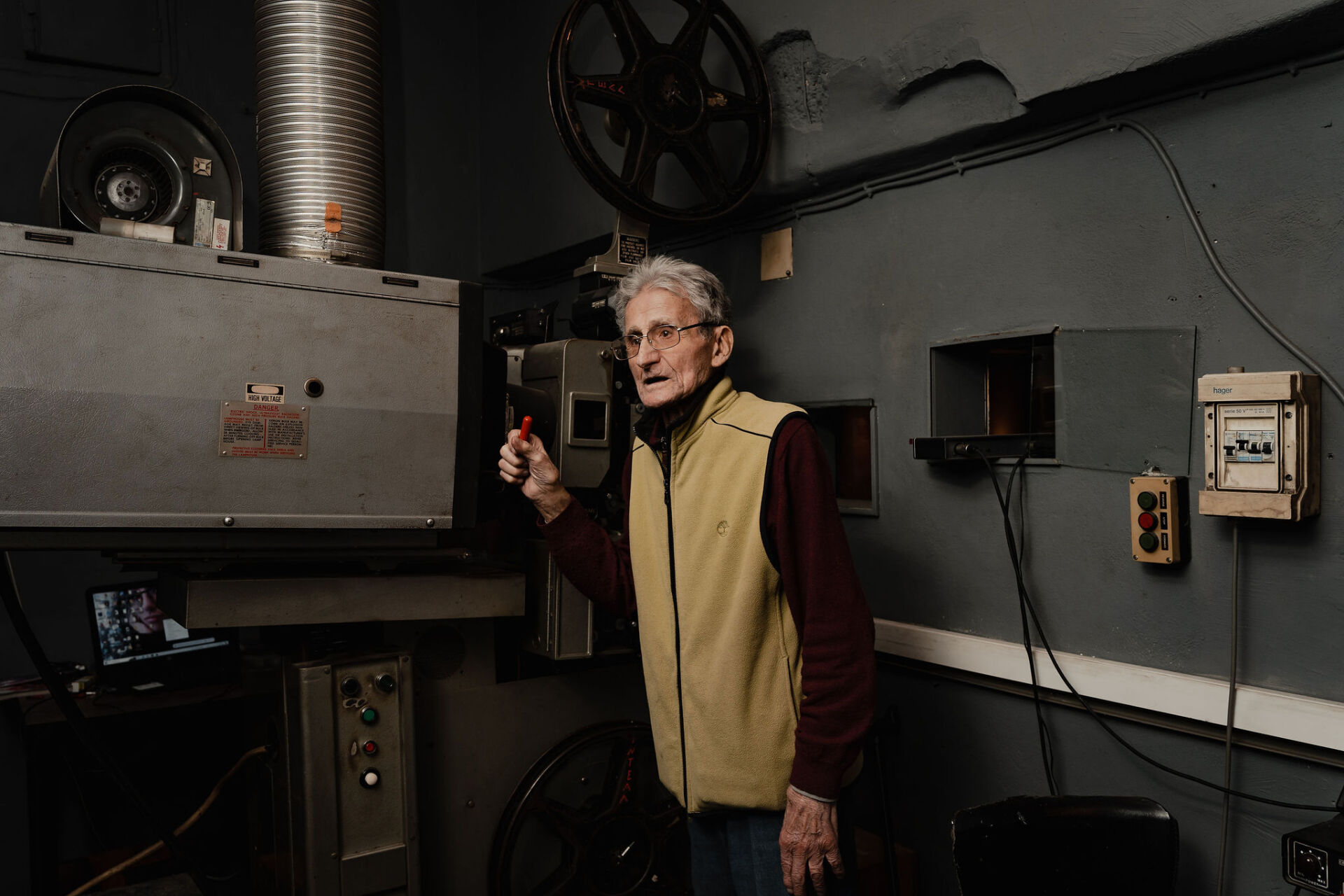 Φωτορεπορτάζ: Η τελευταία προβολή του κινηματογράφου ΙΝΤΕΑΛ – Συνέντευξη με τον Γιώργο Σπέντζο