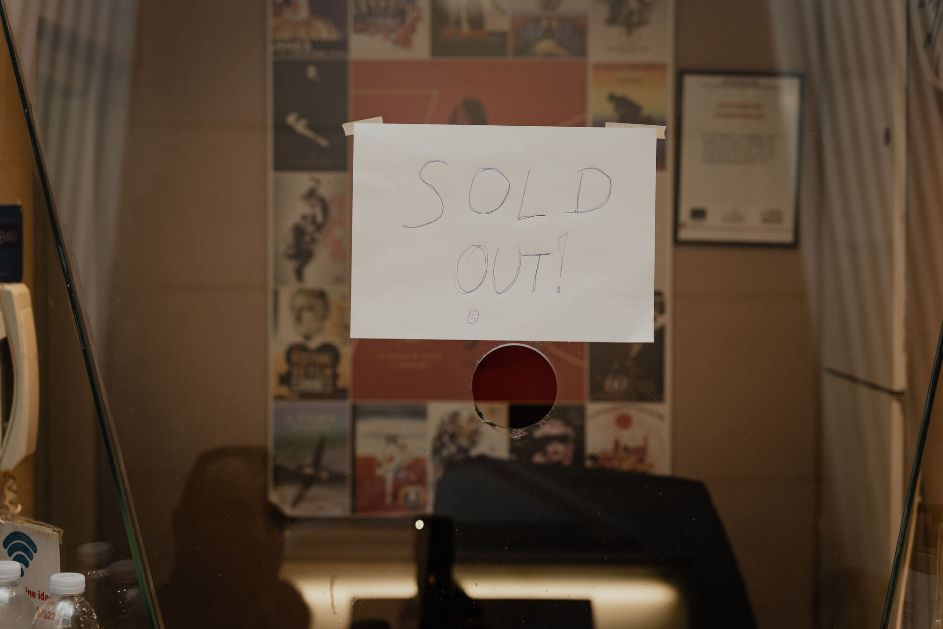 Φωτορεπορτάζ: Η τελευταία προβολή του κινηματογράφου ΙΝΤΕΑΛ – Συνέντευξη με τον Γιώργο Σπέντζο