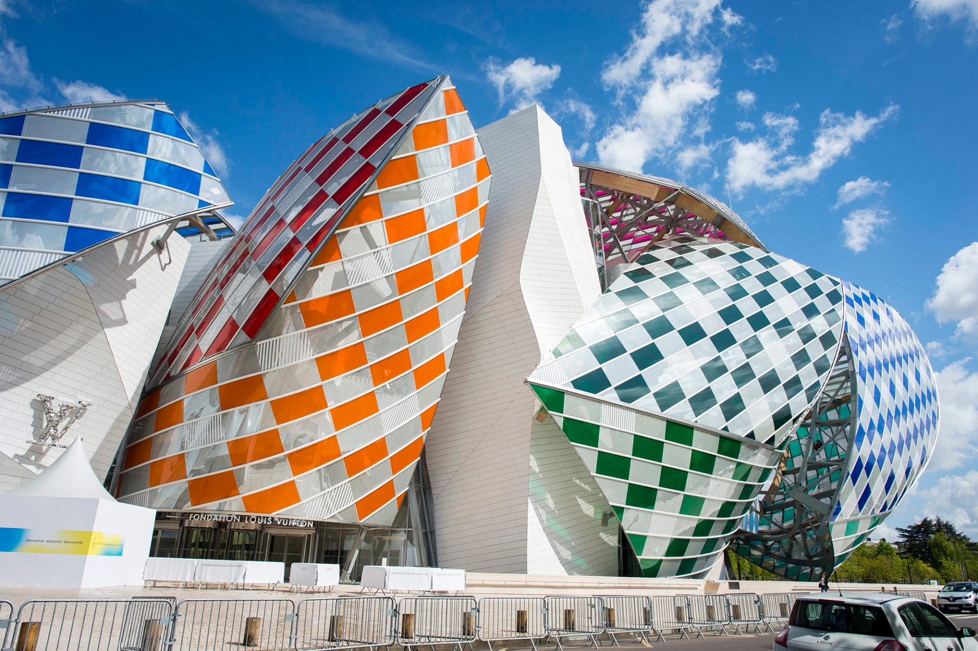 Εξωτερική άποψη της Fondation Louis Vuitton στο Δάσος της Βουλώνης στο Παρίσι. Τα 3600 κομμάτια γυαλιού είναι καλυμμένα από χρωματιστά φίλτρα. Ολοκληρώθηκε το 2016 © EPA/JEREMY LEMPIN