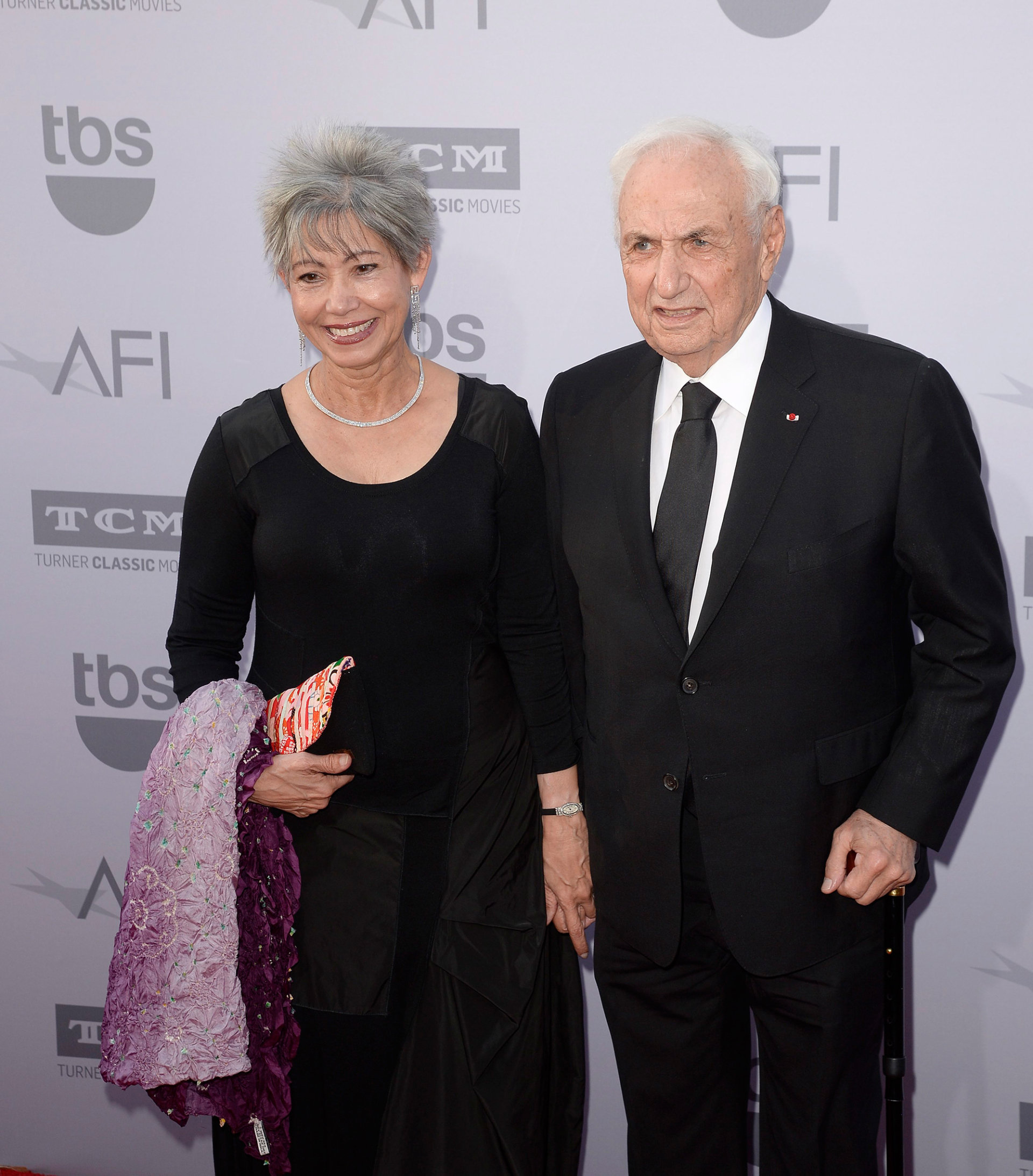 Ο Frank Gehry με τη δεύτερη σύζυγο του Berta Isabel Aguilera με καταγωγή από τον Παναμά © EPA/MICHAEL NELSON
