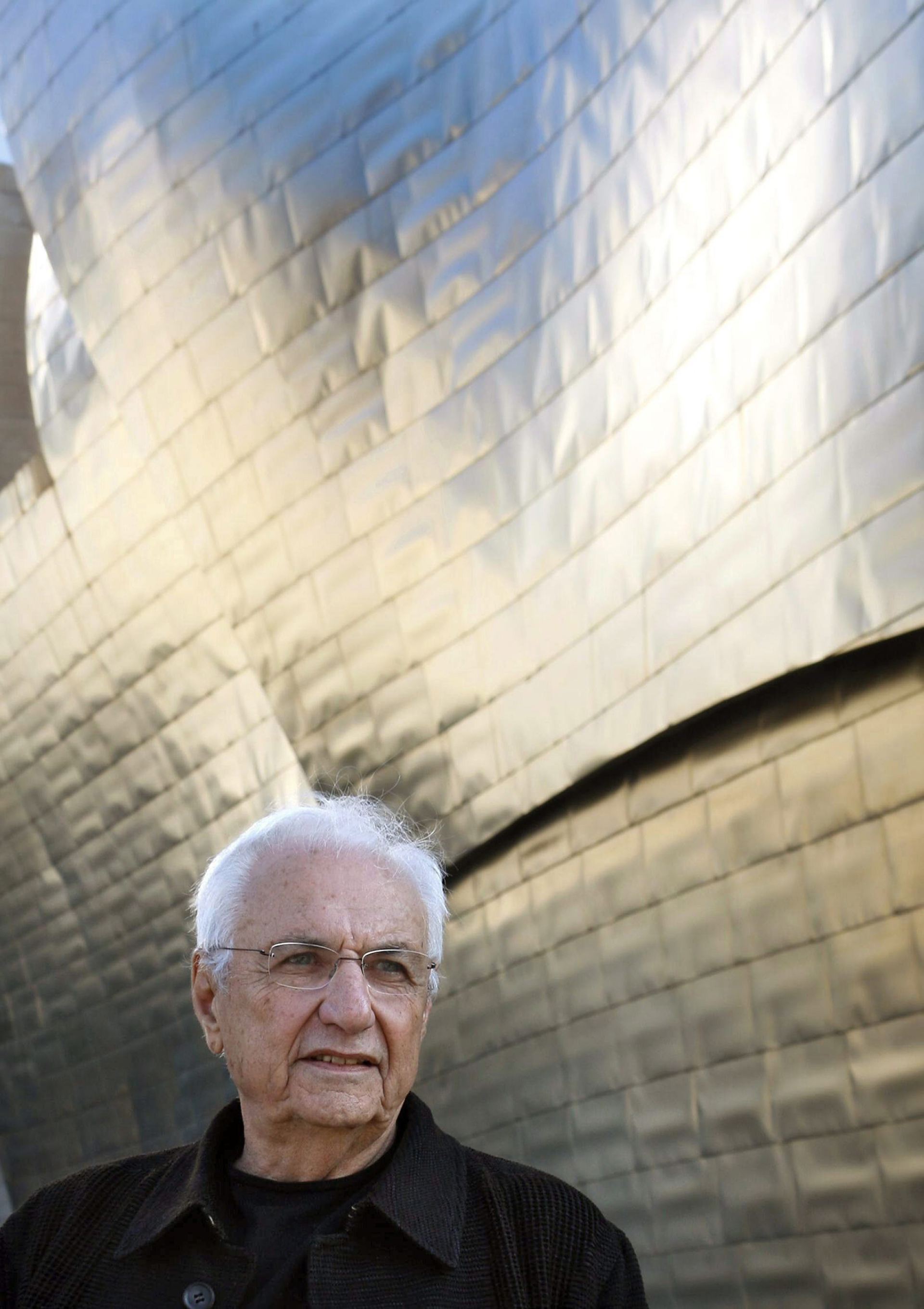 Ο Frank Gehry μπροστά από το Guggenheim Museum στο Μπιλμπάο © EPA/ALFRED