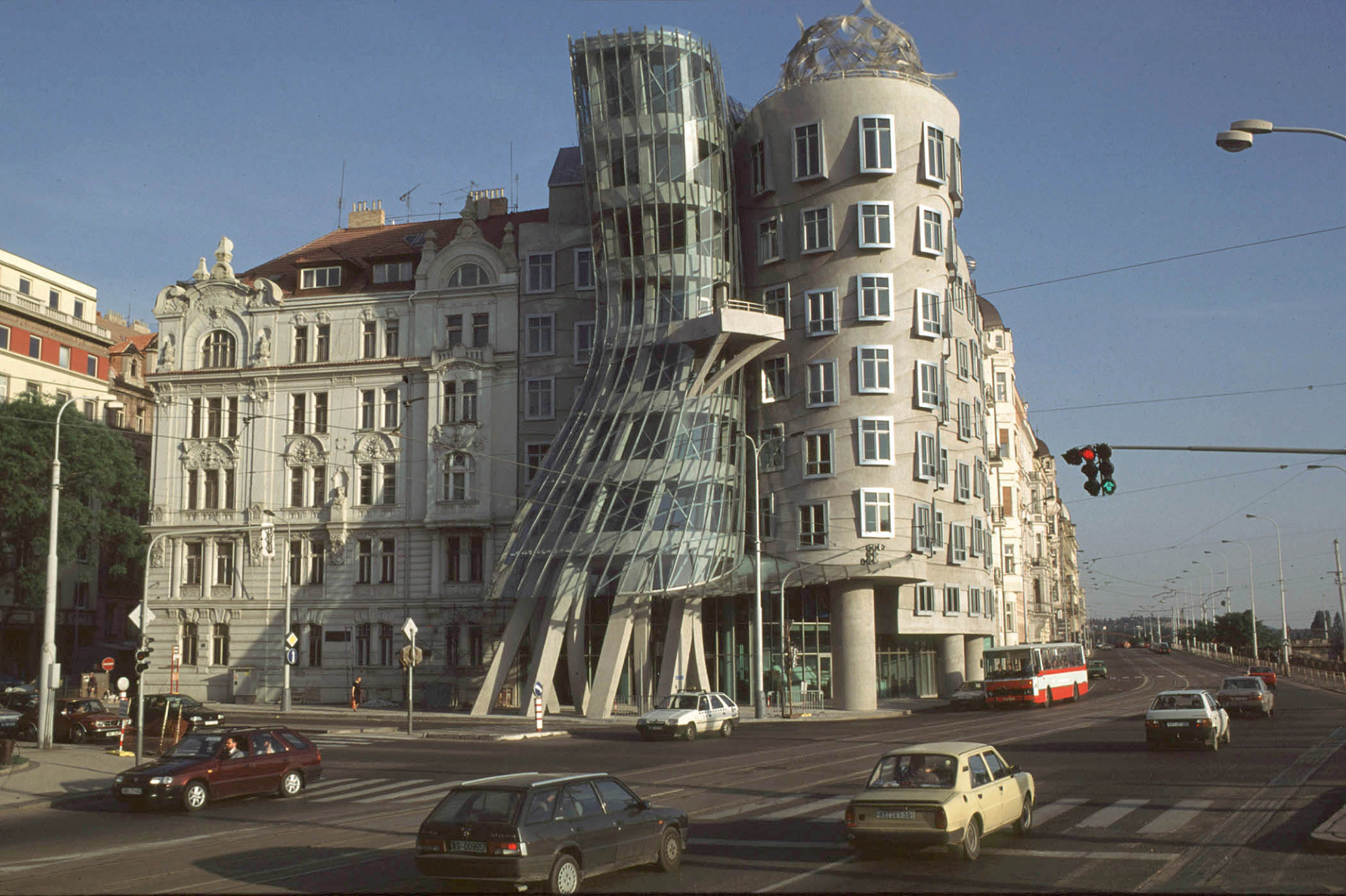 To Dancing House, ή αλλιώς «Fred & Ginger», που σχεδίασε ο Frank Gehry το 1998 στην Πράγα θεωρείται ακόμα και σήμερα τουριστική ατραξιόν © Sean Gallup / Getty Images
