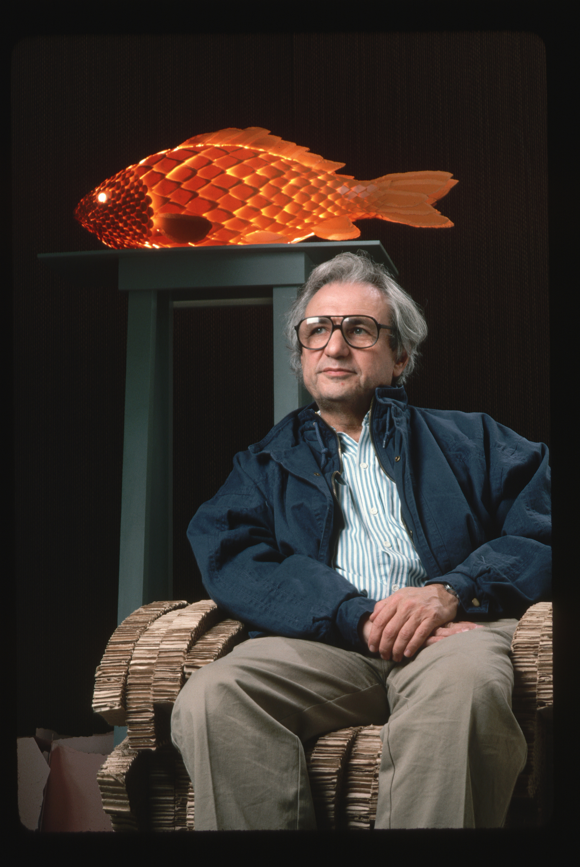 Ο Frank Gehry και το φωτιστικό - σήμα κατατεθέν του σε σχήμα ψαριού © 1991 Roger Ressmeyer; Fish & Furniture © Frank Gehry & New City Editions/CORBIS/VCG via Getty Images