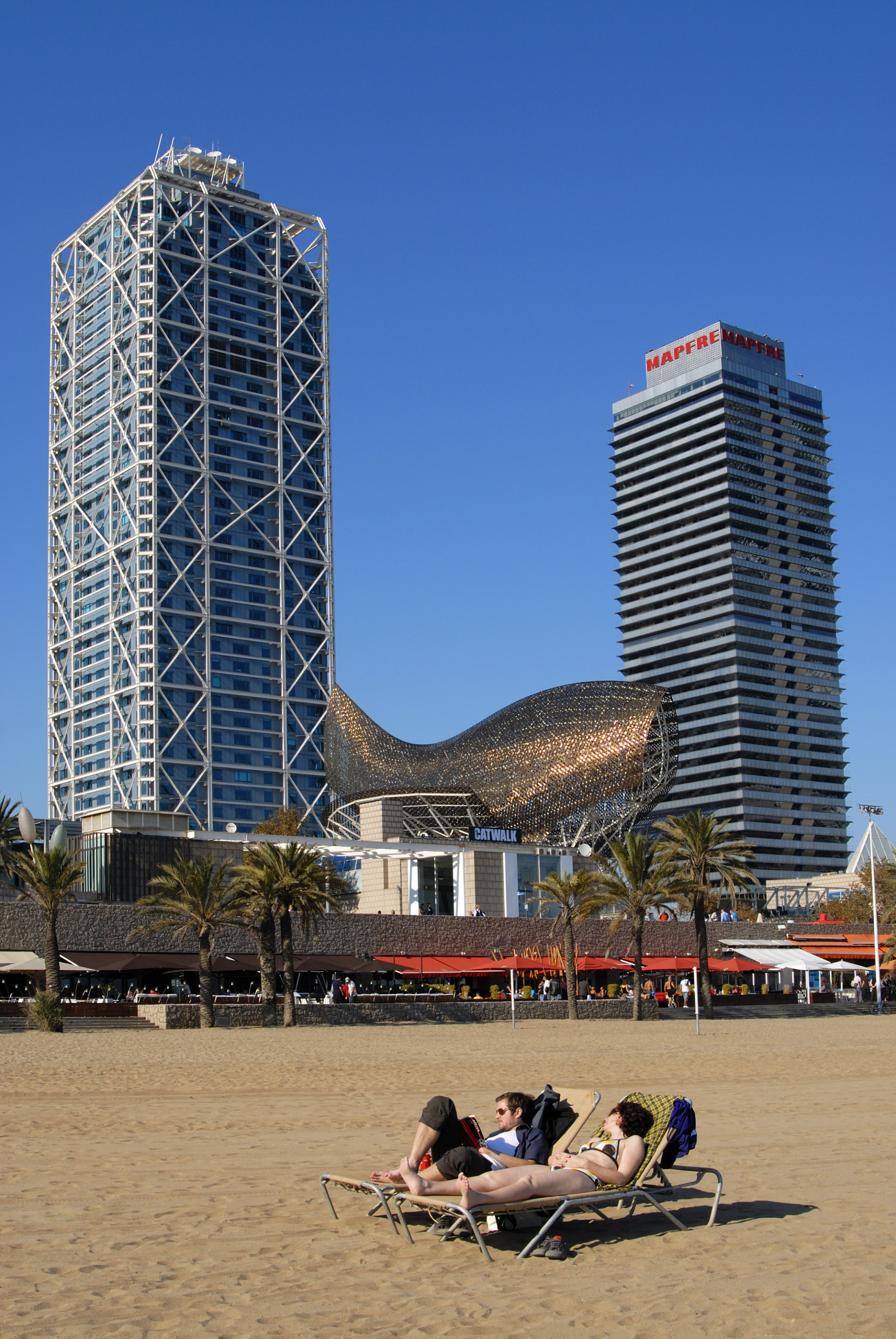 Tο γλυπτό - ψάρι (Peix) του Frank Gehry στη Βαρκελώνη © MyLoupe/Universal Images Group via Getty Images