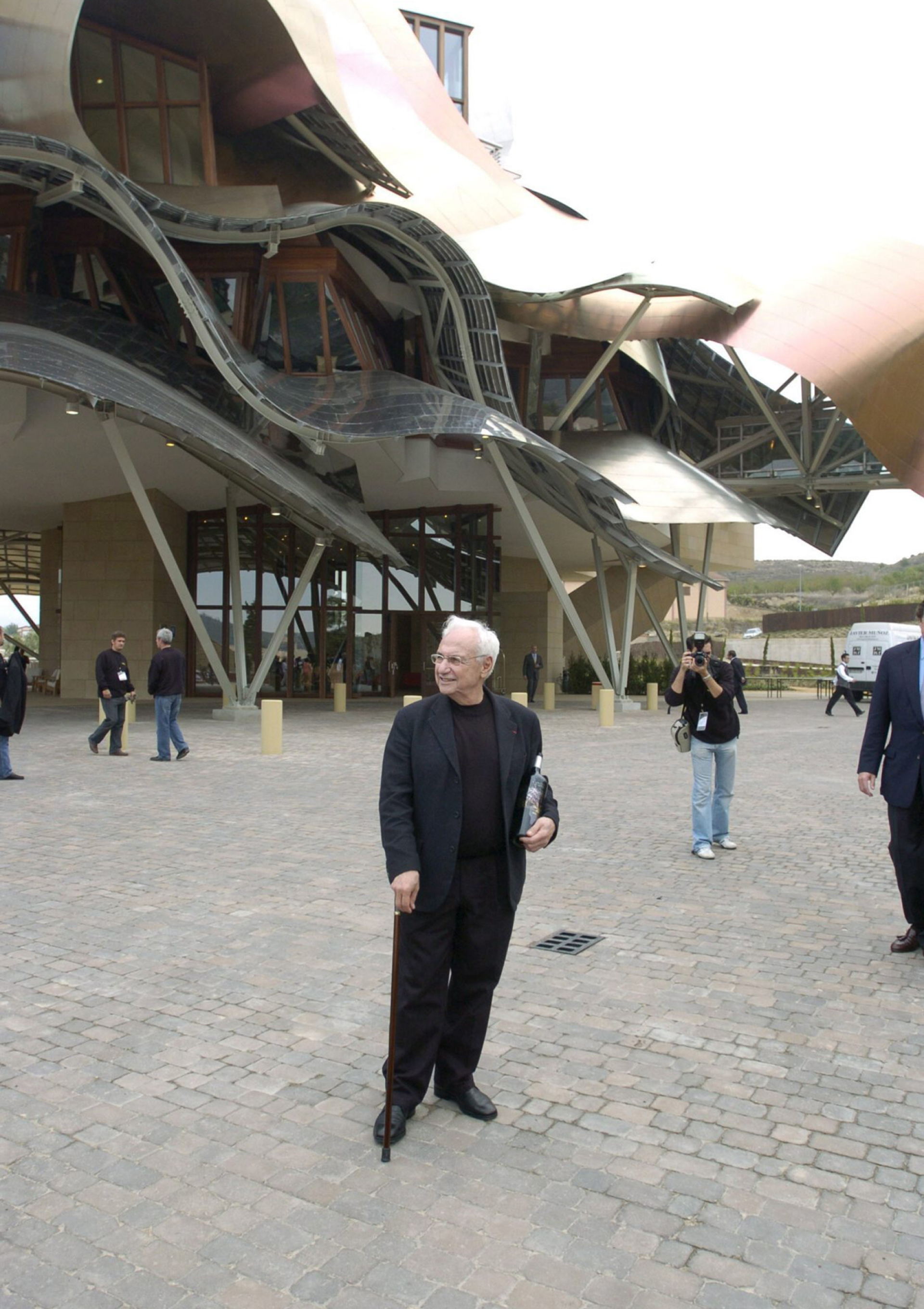 Ο Frank Gehry μπροστά από το ξενοδοχείο Marques de Riscal στην Ισπανία © EPA/David Aguilar