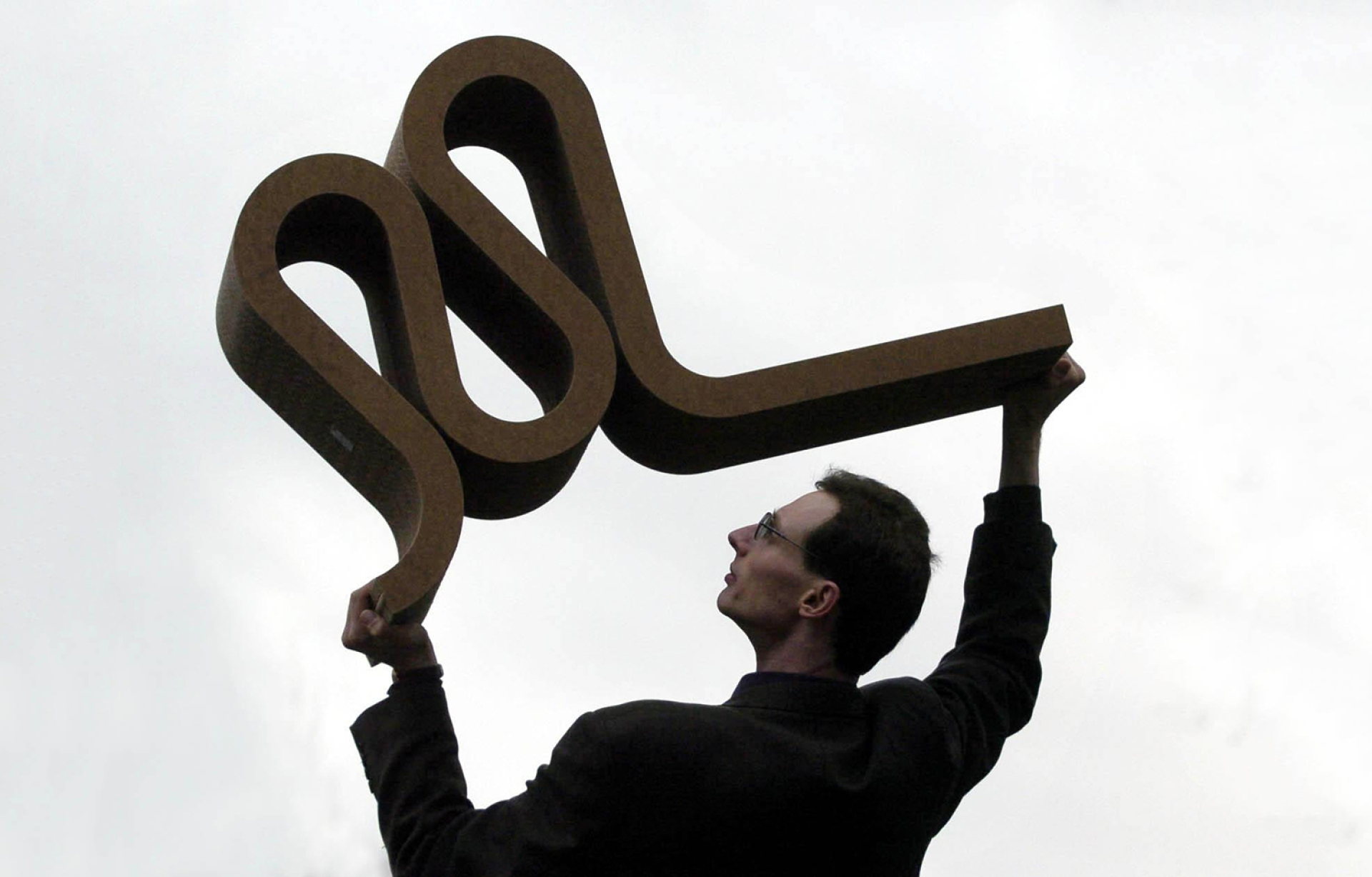 Ο επιμελητής Mathew Jarron  με την καρέκλα «Wiggle Side» που σχεδίασε ο Frank Gehry  © Andrew Milligan - PA Images/PA Images via Getty Images