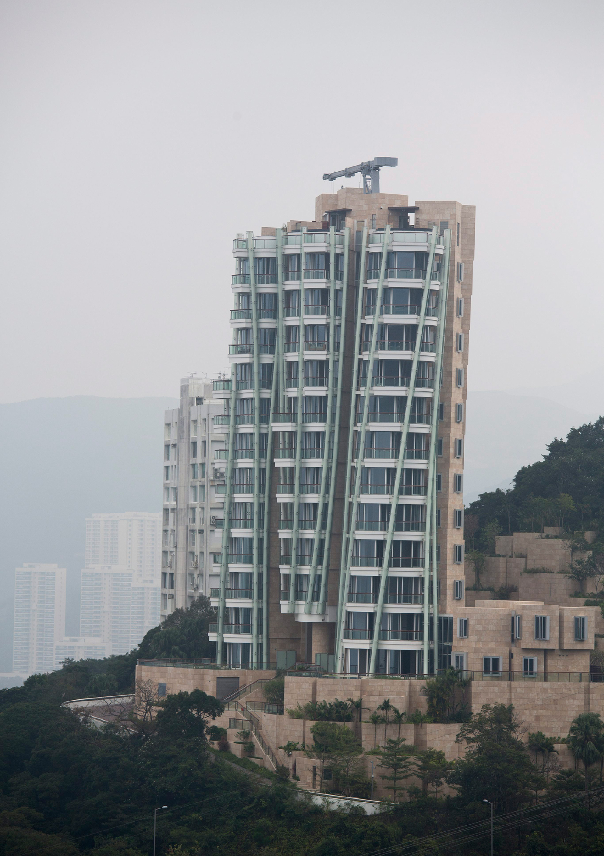 Το δωδεκαώροφο κτήριο Opus Hong Kong, σχεδιασμένο από τον Frank Gehry © EPA/JEROME FAVRE