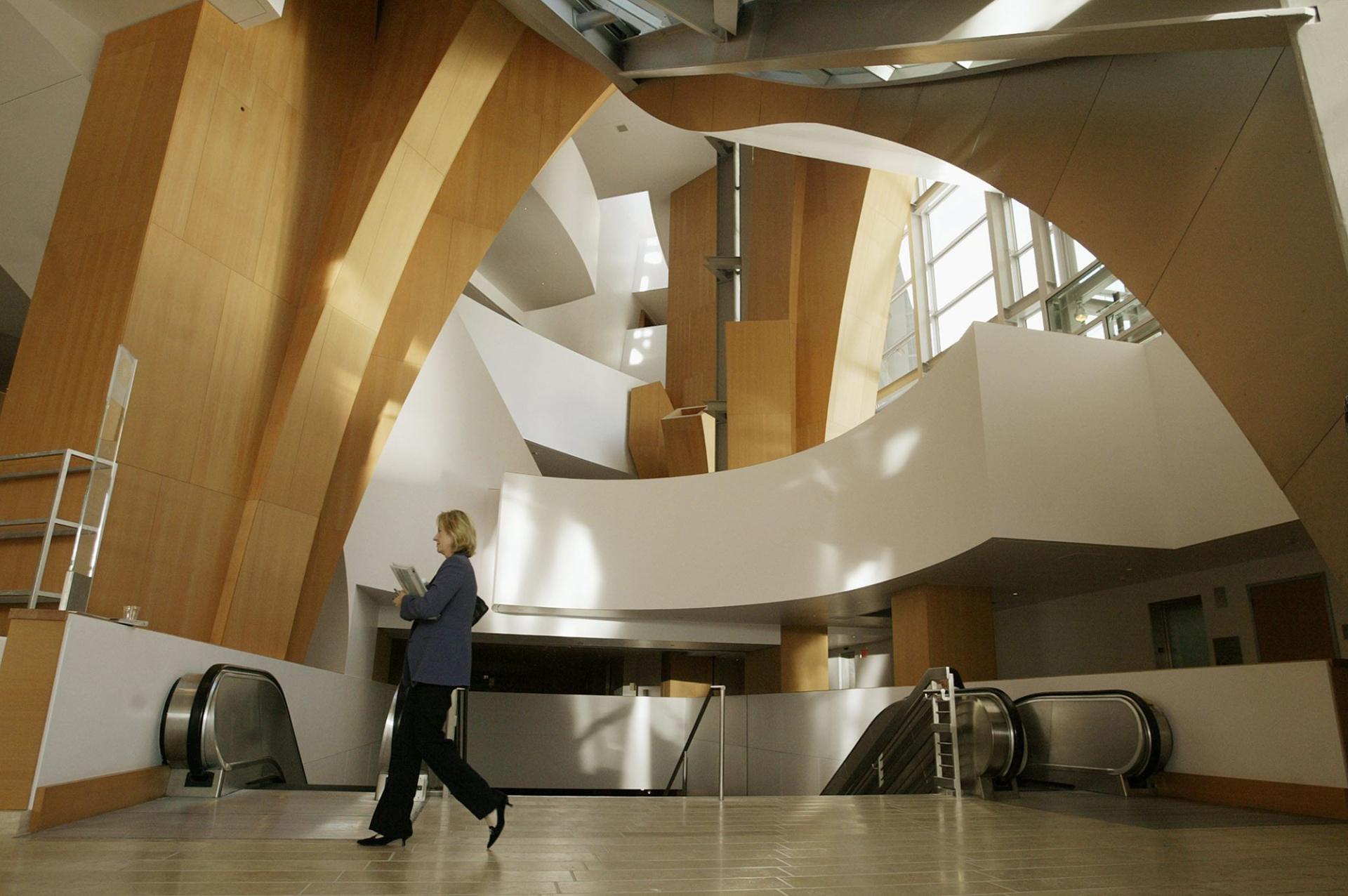 H είσοδος του Walt Disney Concert Hall, Los Angeles, 2003. © EPA/BRENDAN MCDERMID