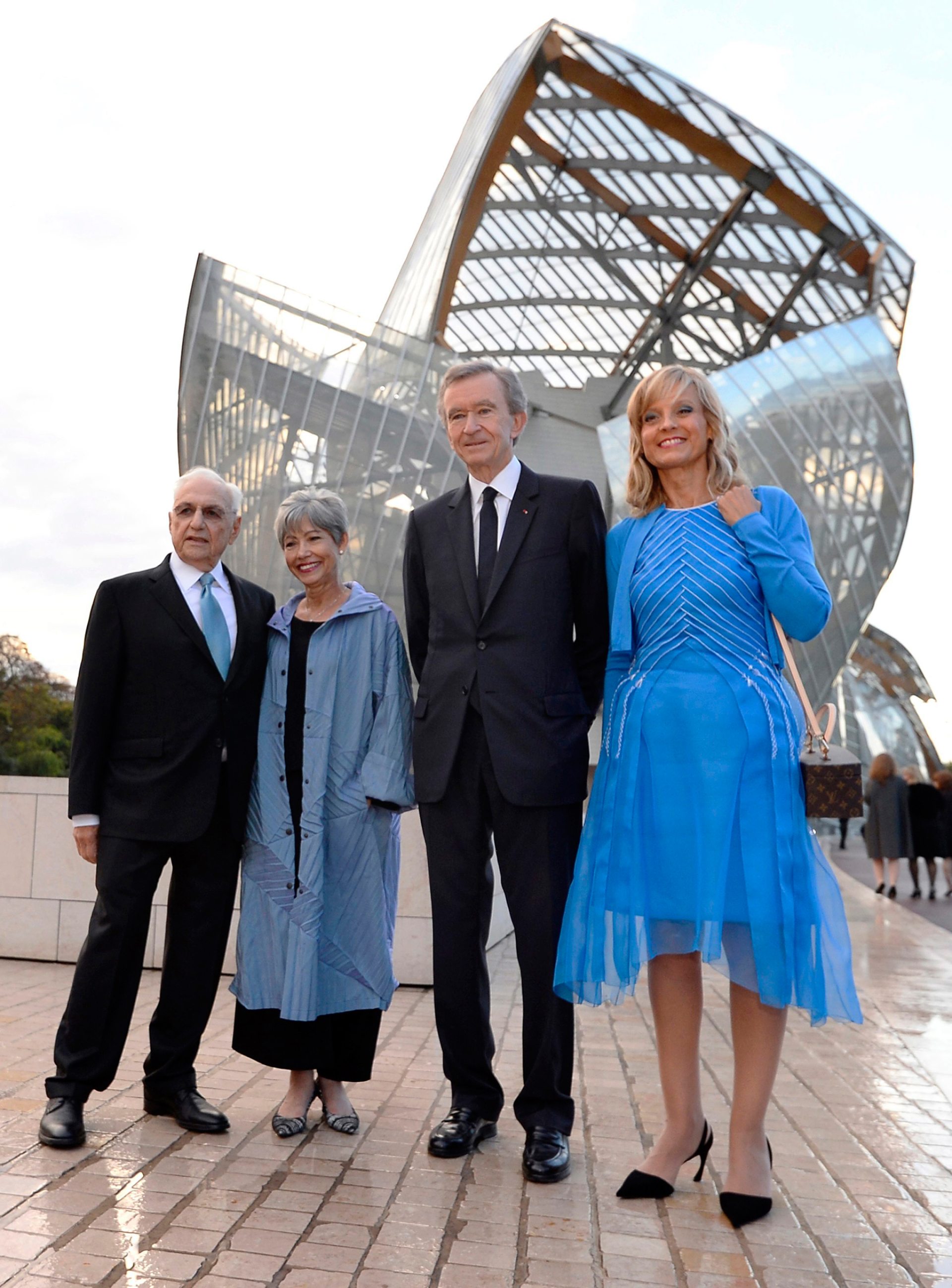 To ζεύγος Gehry δίπλα στο ζεύγος Helene και Bernard Arnault φωτογραφίζονται το 2014 με φόντο το κτίριο της Fondation Louis Vuitton που ανήκει στους δεύτερους. ©EPA/ALAIN JOCARD / POOL MAXPPP OUT