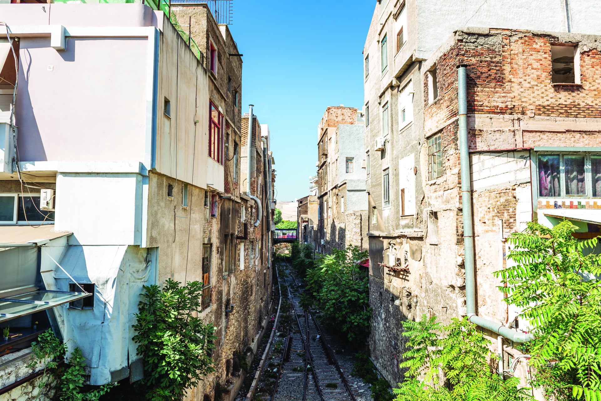 Οι γραμμές του εγκαταλειμμένου Σταθμού Λαρίσης, από όπου οι μετανάστες έφευγαν για τη Γερμανία, από τη γέφυρα του Αγίου Διονυσίου