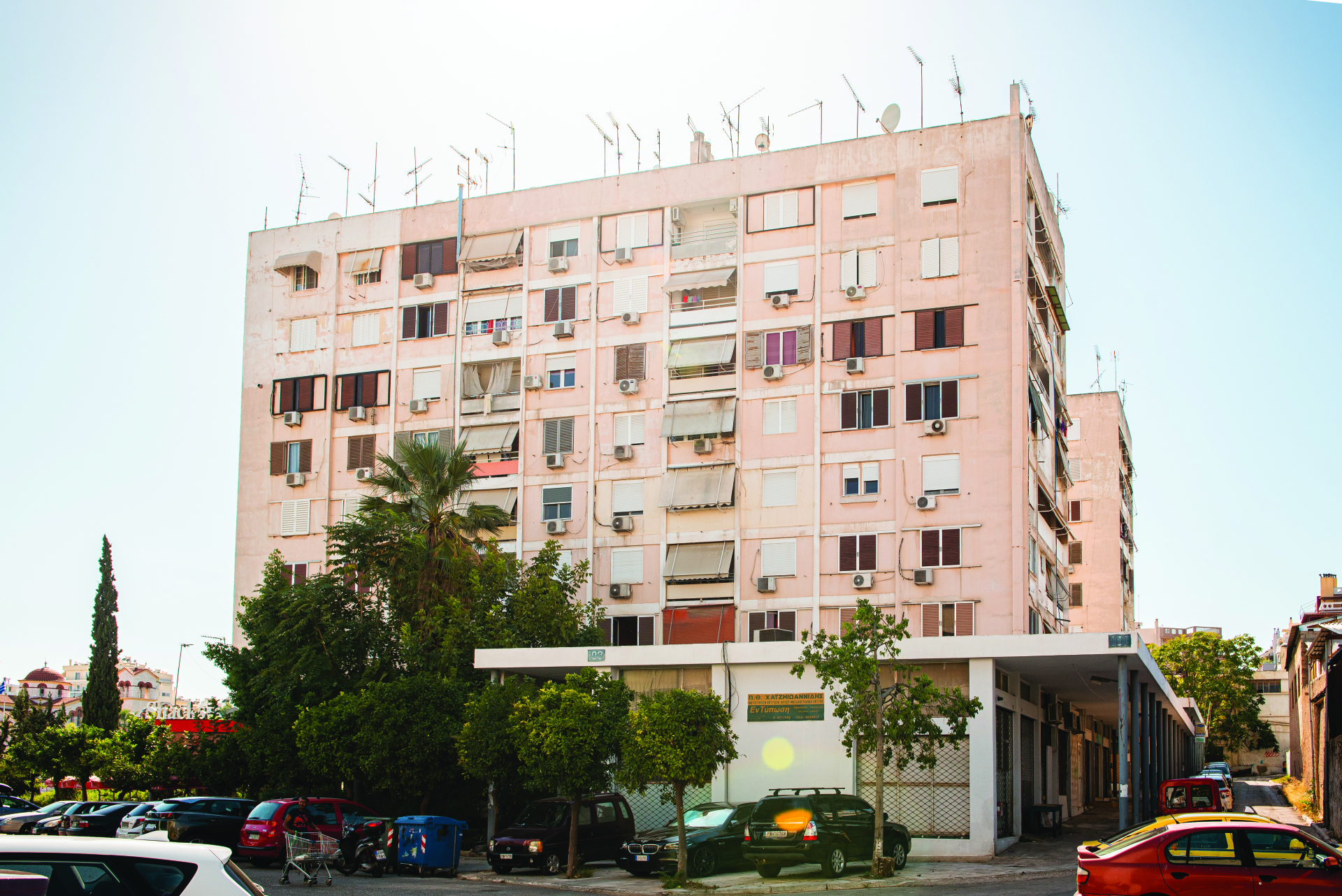 Οχταώροφη προσφυγική πολυκατοικία στη Δραπετσώνα, χωρίς κεντρική θέρμανση, στα πρότυπα ιταλικών προπολεμικών πολυκατοικιών