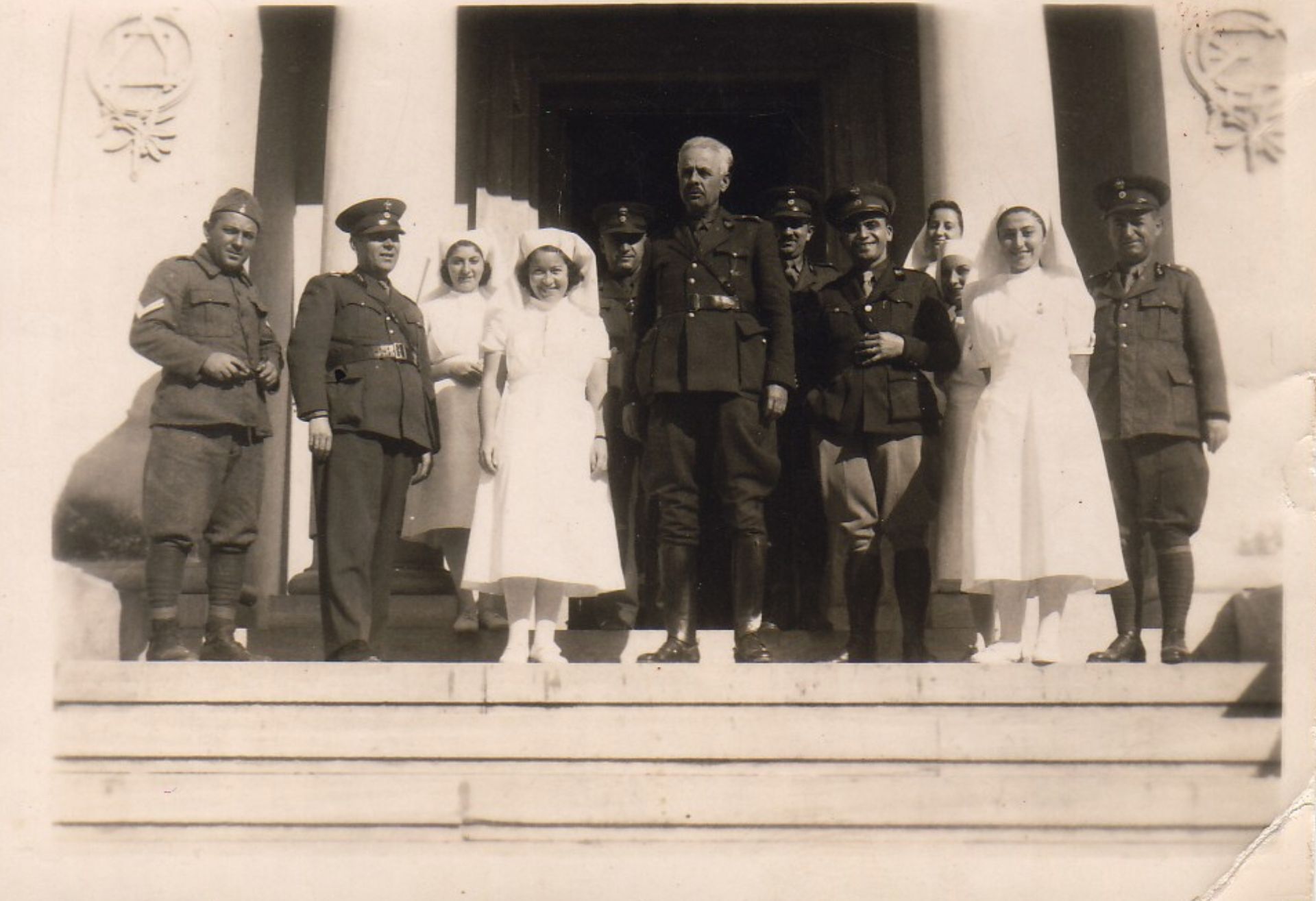 Η Έλλη Σακκή (τρίτη από αριστερά), Βόλος, 20 Νοεμβρίου 1940